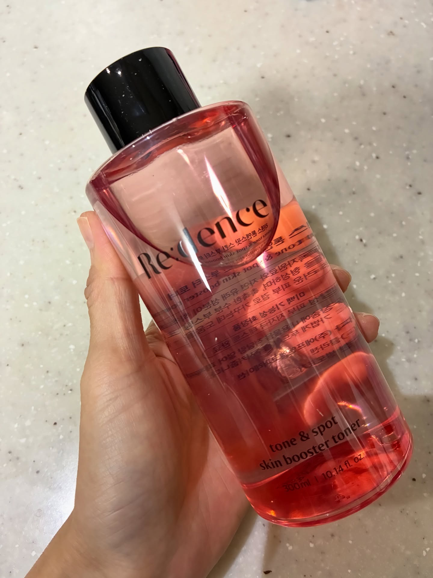 Redence
リデンストーン＆スポットスキンブースタートナー

リポソーム工法により有効成分を
肌の真皮層まで素早く浸透させてくれる
トナー
油・水分バランスの整った凹凸のない　
滑らかな肌に導いてくれるそう

さらに、ビタミンK成分で凝