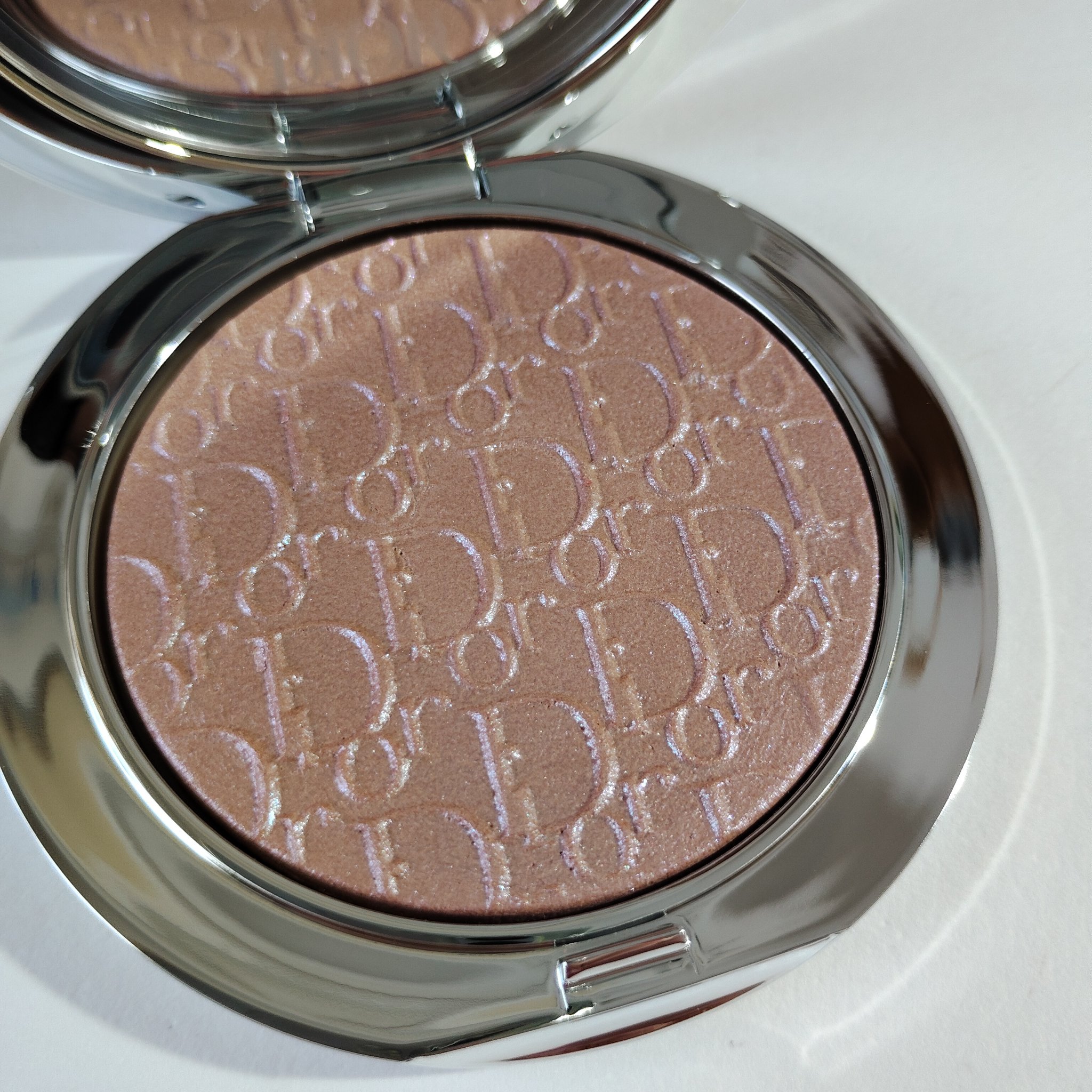 ディオールスキン フォーエヴァー グロウ ルミナイザー/Dior/ハイライトを使ったクチコミ（1枚目）