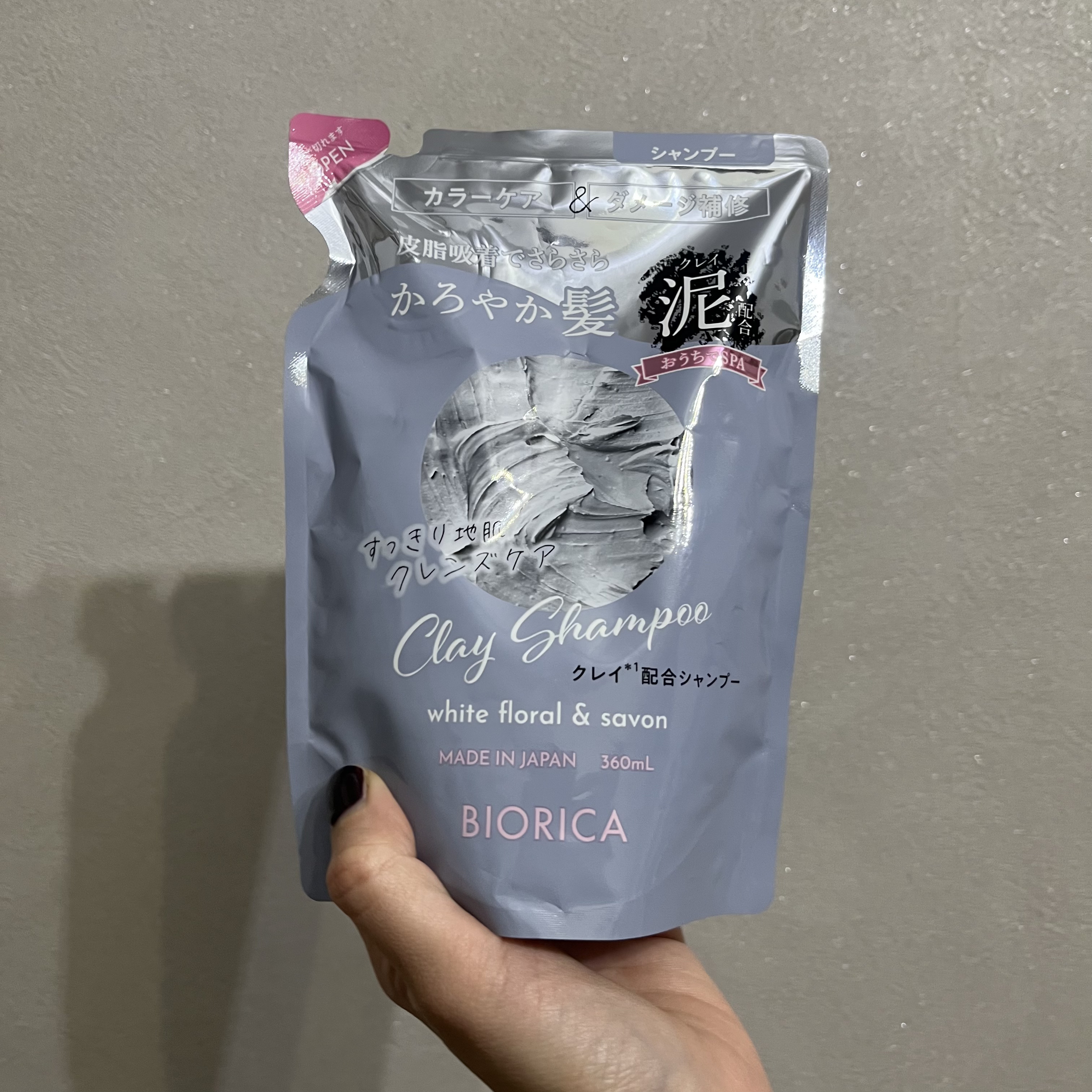 【アエナ購入品】クレイシャンプー？？

⚪️ビオリカ
クレイ シャンプー

アエナで見つけて購入。

クレイと書いてあったので泥っぽいテクスチャを期待して購入しましたが、普通に透明の液でびっくり。

洗い上がりも特段良いというわけではなかっ