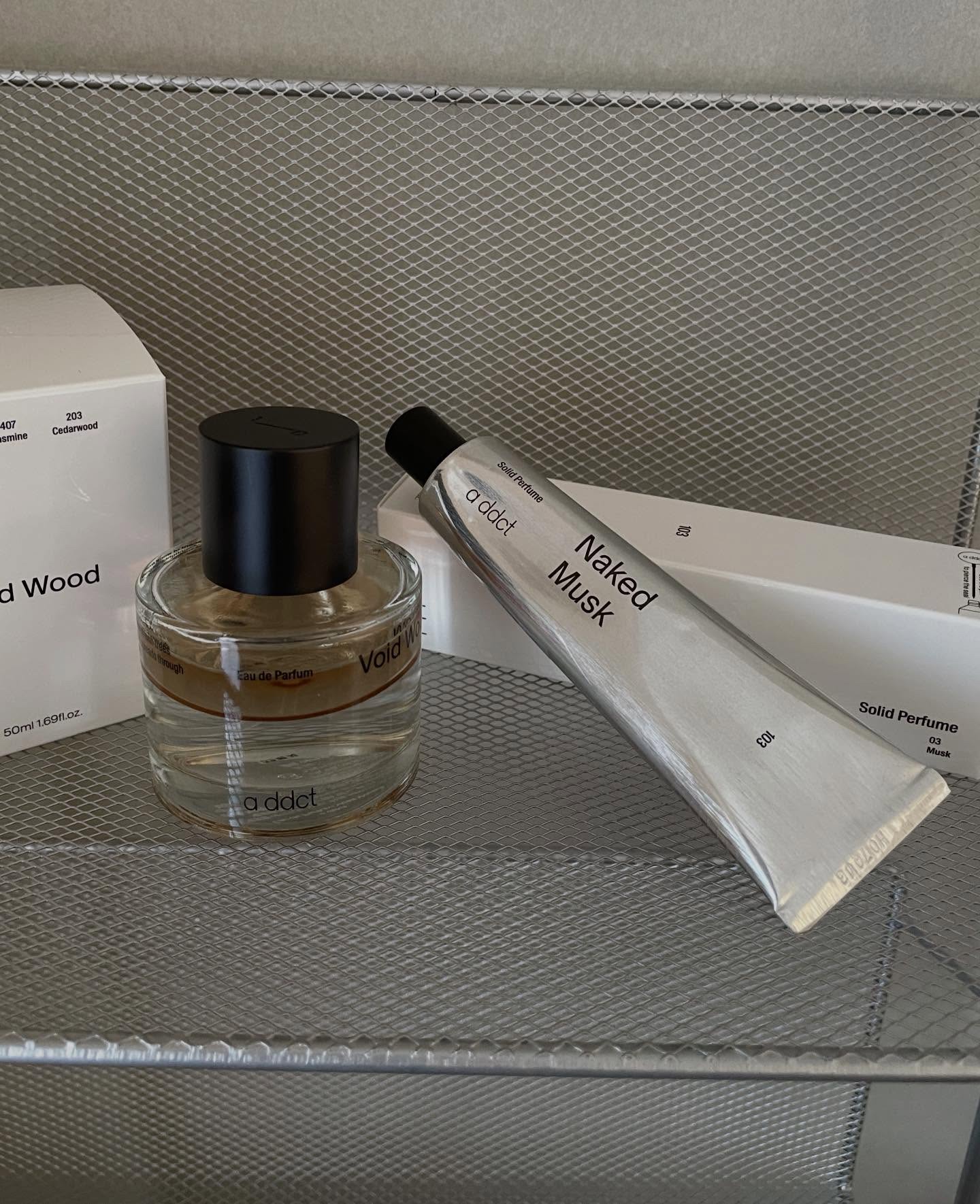 アルコールフリーで低刺激だから敏感な方も使える、韓国香水ブランド a ddct🤍ྀི

・オードパフューム / Void Wood
→ウォーターベースの香水で、オイル層とウォーター層の2層になっているからよく振ってから使うのがポイント！
