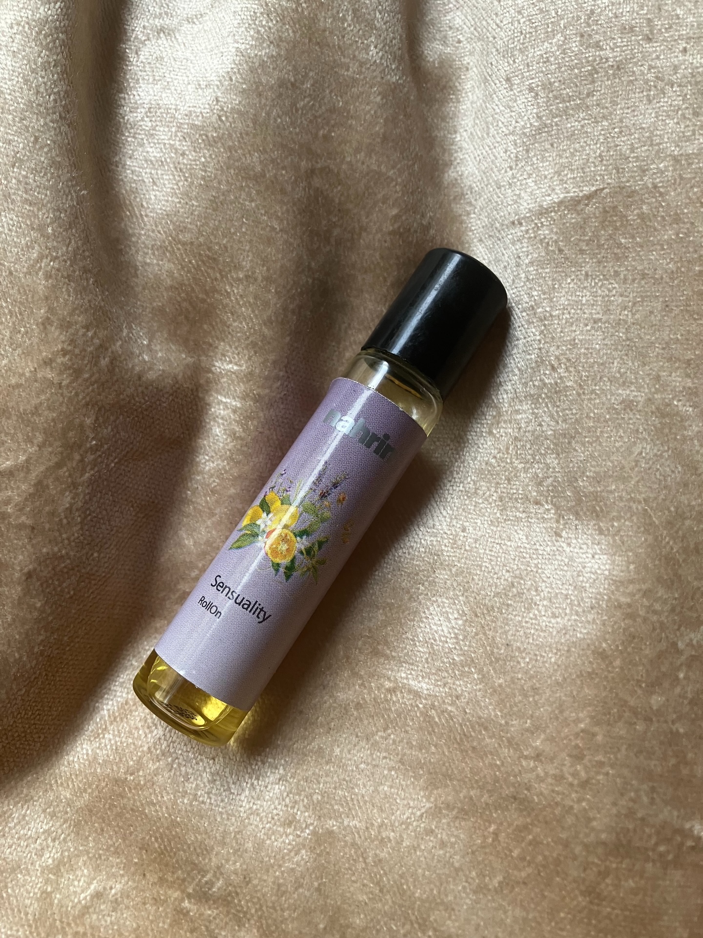 nahrin ナリン
センシュアルロールオン
~~~~~~~~~~~~~~~~~~~~~~~~~~~~~~
私は香りものが大好きなんだけど、
このナリンのセンシュアルロールオンの香りが大好きすぎて、このアイテムを知ってから、ずーーーっとリピ