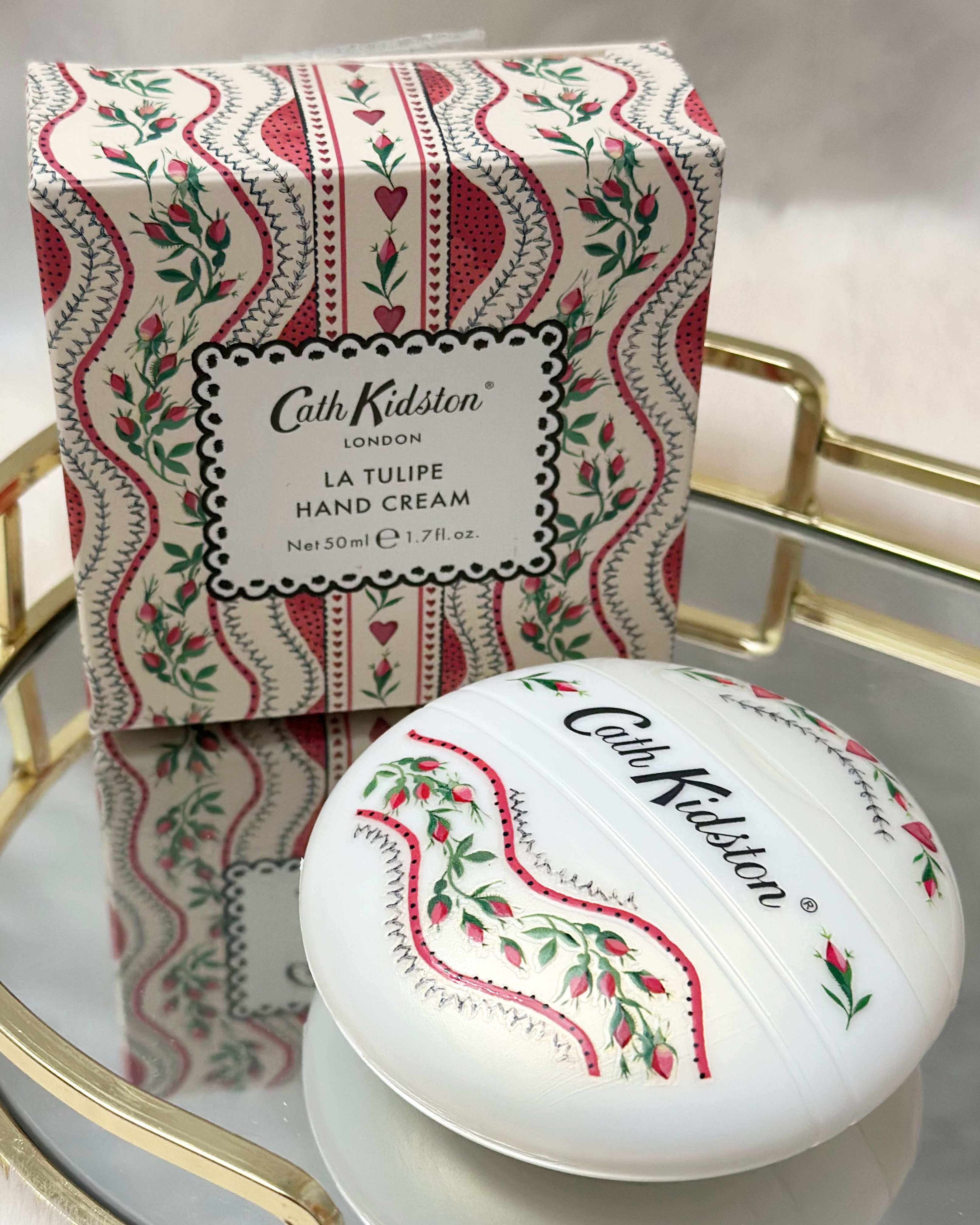 .
･──＊──୨୧──＊──･

コロンとした丸いフォルムが可愛い
Cath Kidstonのハンドクリーム

香りはこちらの3種
チューリップ / ホワイトリリー / スイートピー

私はチューリップの香りを使用したよ🌷
ほんのり甘さ