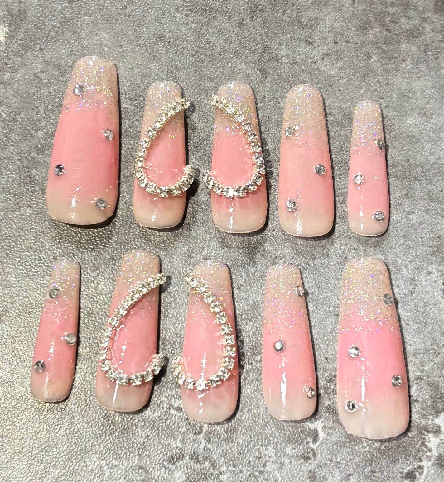 mela on LIPS 「ハンドメイドネイルチップ🎀グリッターグラデーションネイルチップ..」(2枚目)