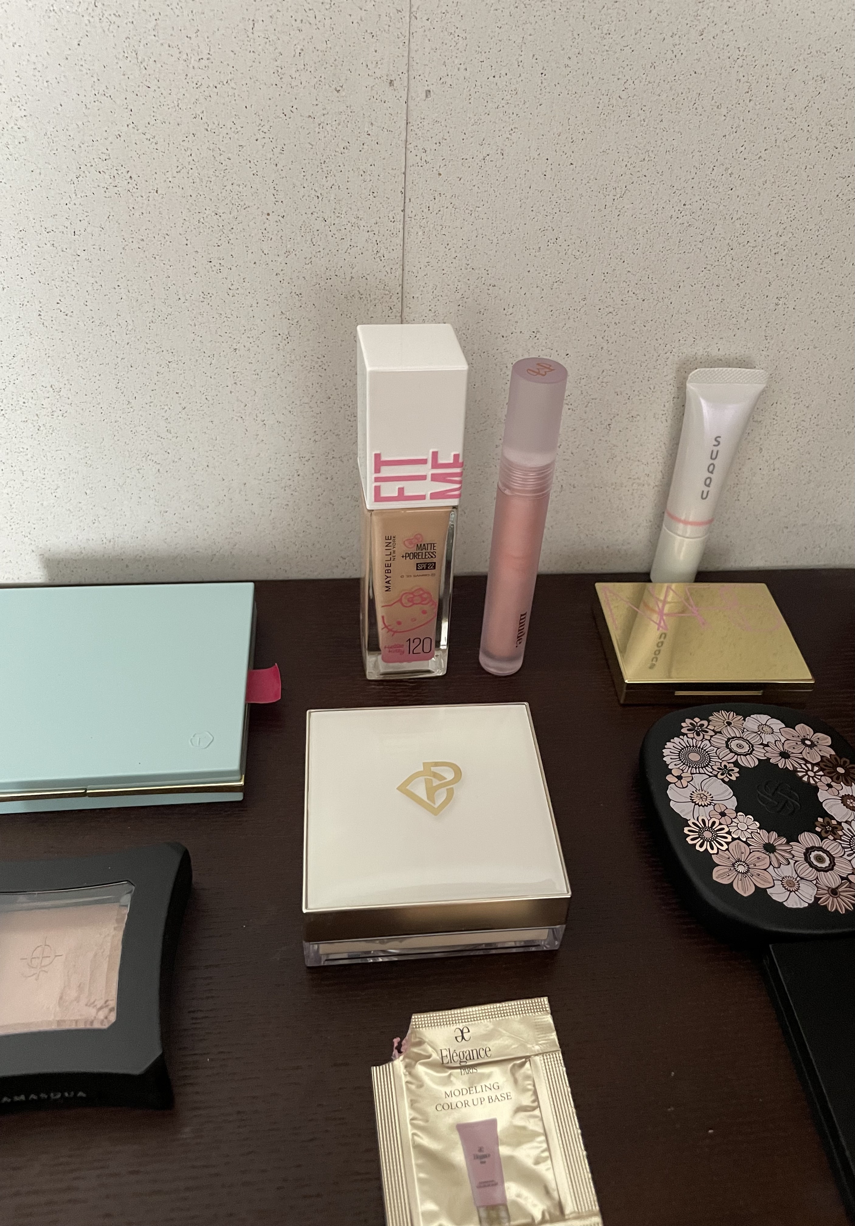 今日使った物。

メイベリンのリキッドファンデと
パーフェクトダイアリーのルースパウダー


この組み合わせは
どちらかと言うと春夏だったかも。

脅威の普通肌なので乾燥しませんでしたが
乾燥しやすい組み合わせだとは
思いました。

ケイト