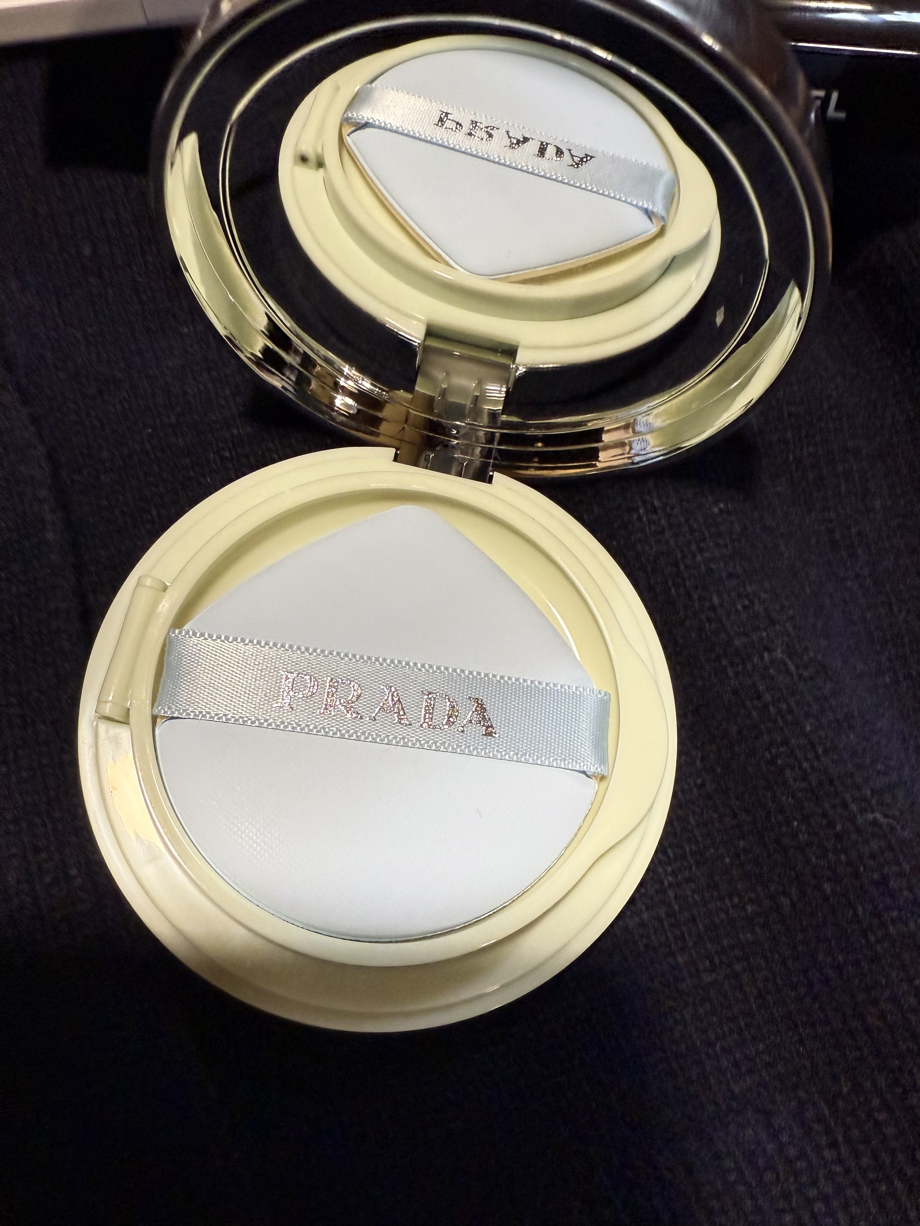 PRADA BEAUTY プラダ メッシュ クッションのクチコミ「🌸春コスメ　〜プラダ🌸


評判が良くても、黒いパッケージの時は全く心惹かれなかったのに、大好.....」（2枚目）