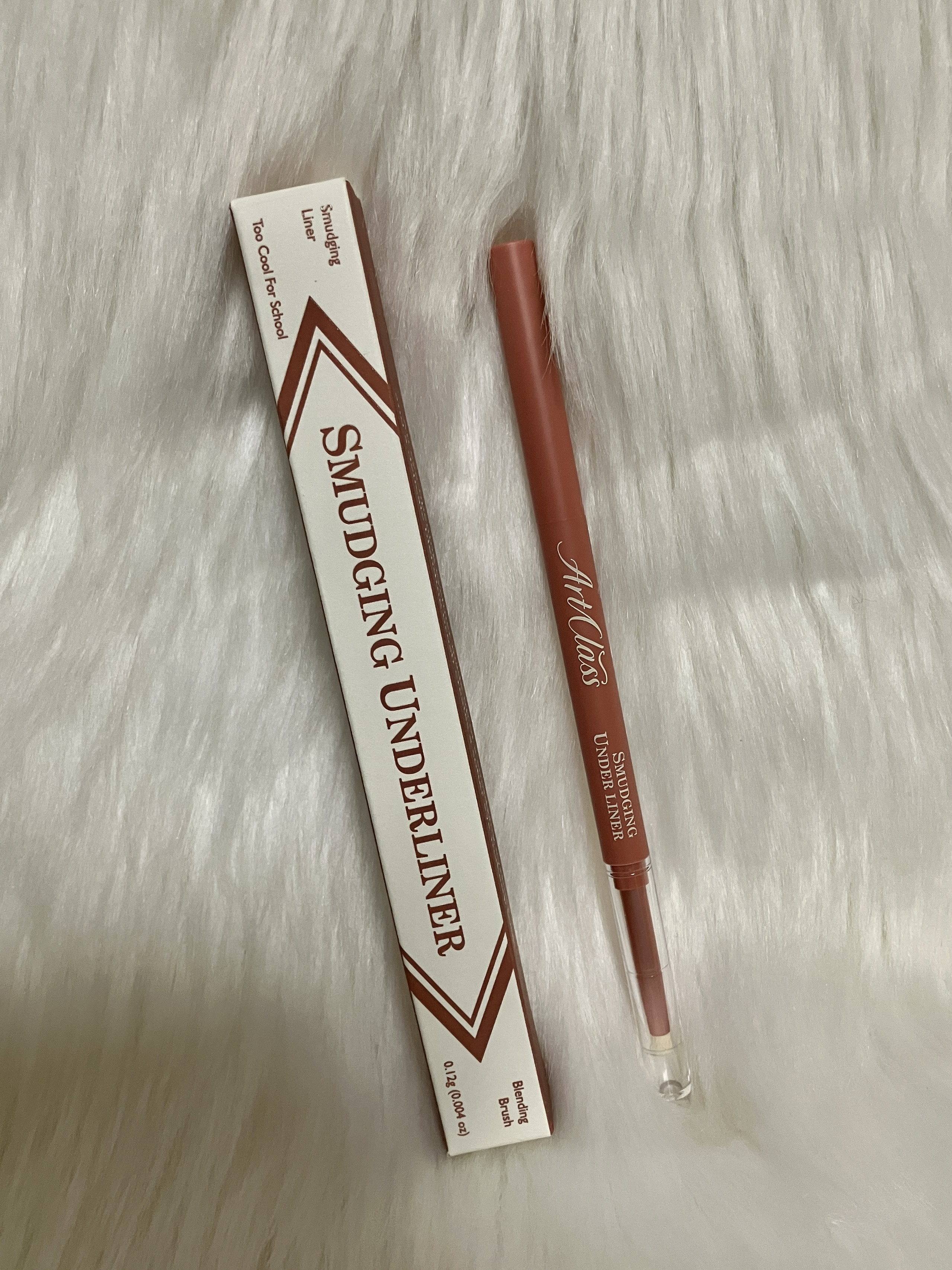 05 ポッシュ

粘膜ライン用に購入✨

色がすごくかわいくて、どちらかと言うと明るめなんだけど、しっかり肌に馴染みます😆

下瞼のキワ全体に引いてもいいし、三角ゾーンを埋めても全然浮かない✨

芯もほどよい柔らかさで、なめらかに描けて使