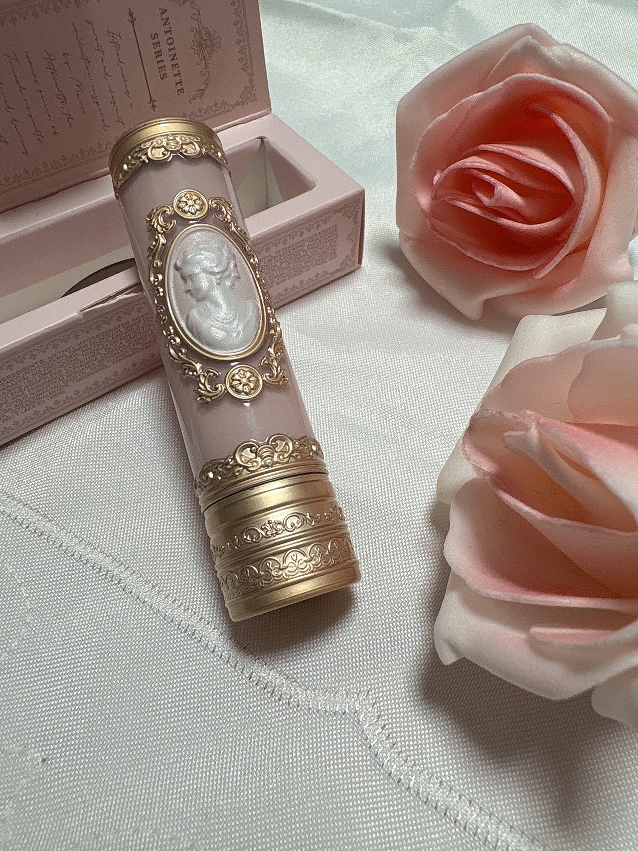 MilleFée アントワネットメルティングルージュのクチコミ「🌹👑\2026年初投稿！/宮殿の王妃リップ👑🌹

皆様、新年明けましておめでとうございます🥳
.....」（3枚目）