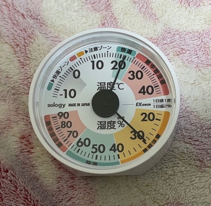 V.SNOW.B on LIPS 「☆室温、湿度計こちら新しく購入した湿度計です。見た目がころんと..」(1枚目)