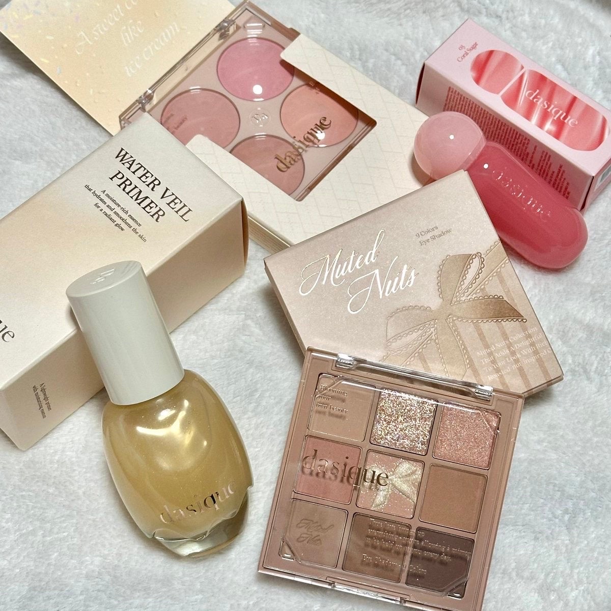 デイジークの2025年ベスコス紹介✨
私はイエベさんにおすすめな、シャドウ24番とムードチーク9番、ジューシーデューイグロウティント3番、ウォーターベールプライマーを使ってメイクしてみたよ🤎
アイシャドウとリップのカラーがめちゃ可愛くてお