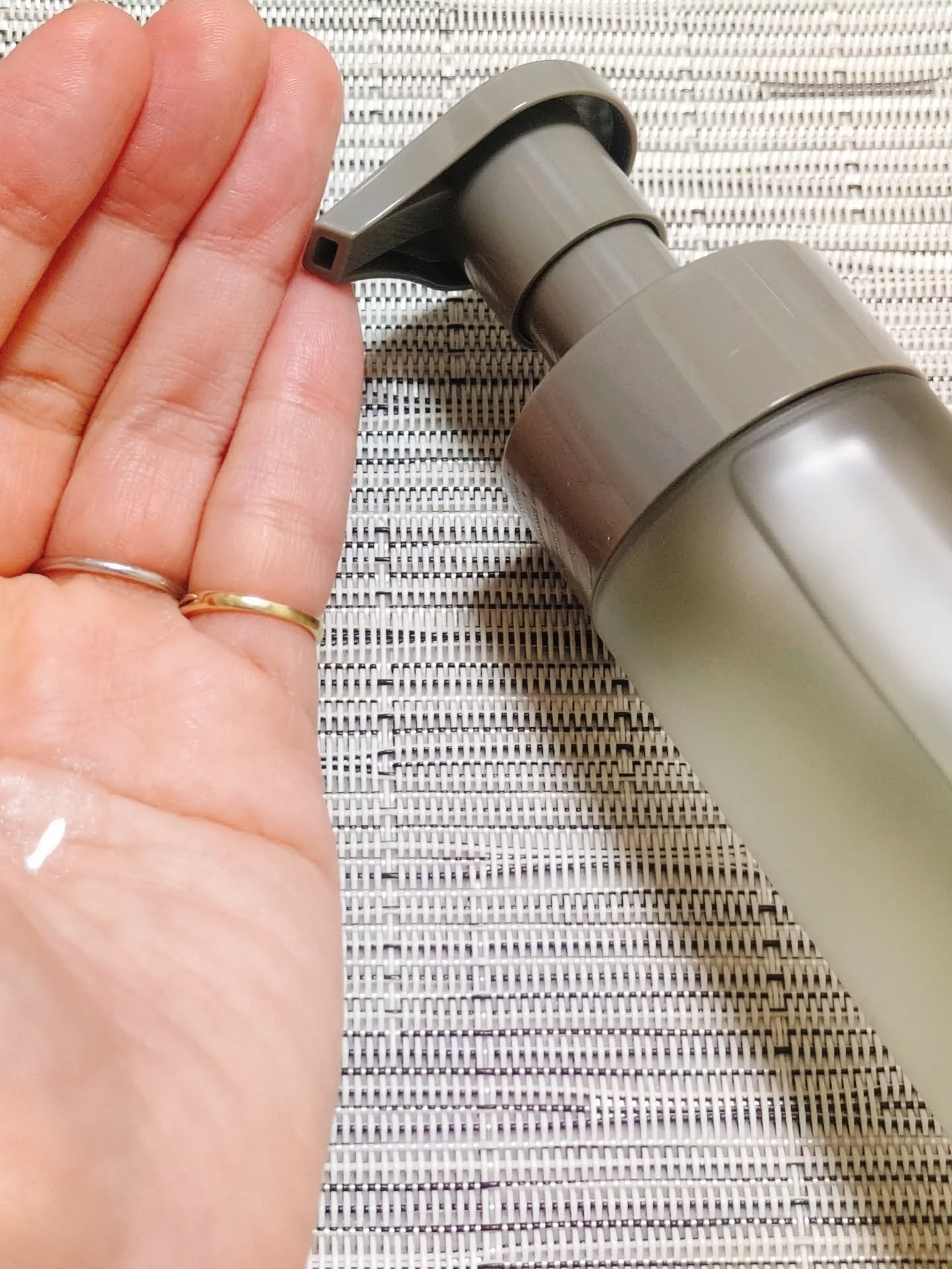 KINUI KINUI モイスチャークレンジングオイルのクチコミ「クレンジングオイルって、洗浄力が強すぎて乾燥したり、逆にヌルつきが残ってダブル洗顔が必須だった.....」（2枚目）