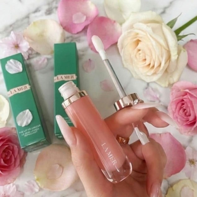 LA MER ザ・リップ ボリューマイザーのクチコミ「LA MER
ザ・リップ ボリューマイザー
シアー コーラル

ひと塗りで艶々ぷっくりな唇にな.....」（2枚目）