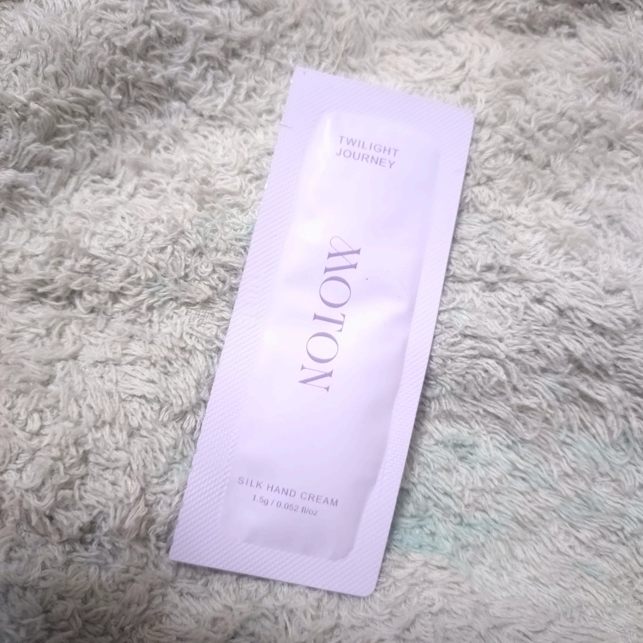 お花のいい香り♪
しっとり感とツヤ感がすぐに感じられますが、ベタつきは少ないので出先でも使える使用感です！
すぐにサラサラになります。
香りがいいので、香水のように使うこともできそう。
家でマッサージ込みでハンドケアする時は、別のビタビタ系