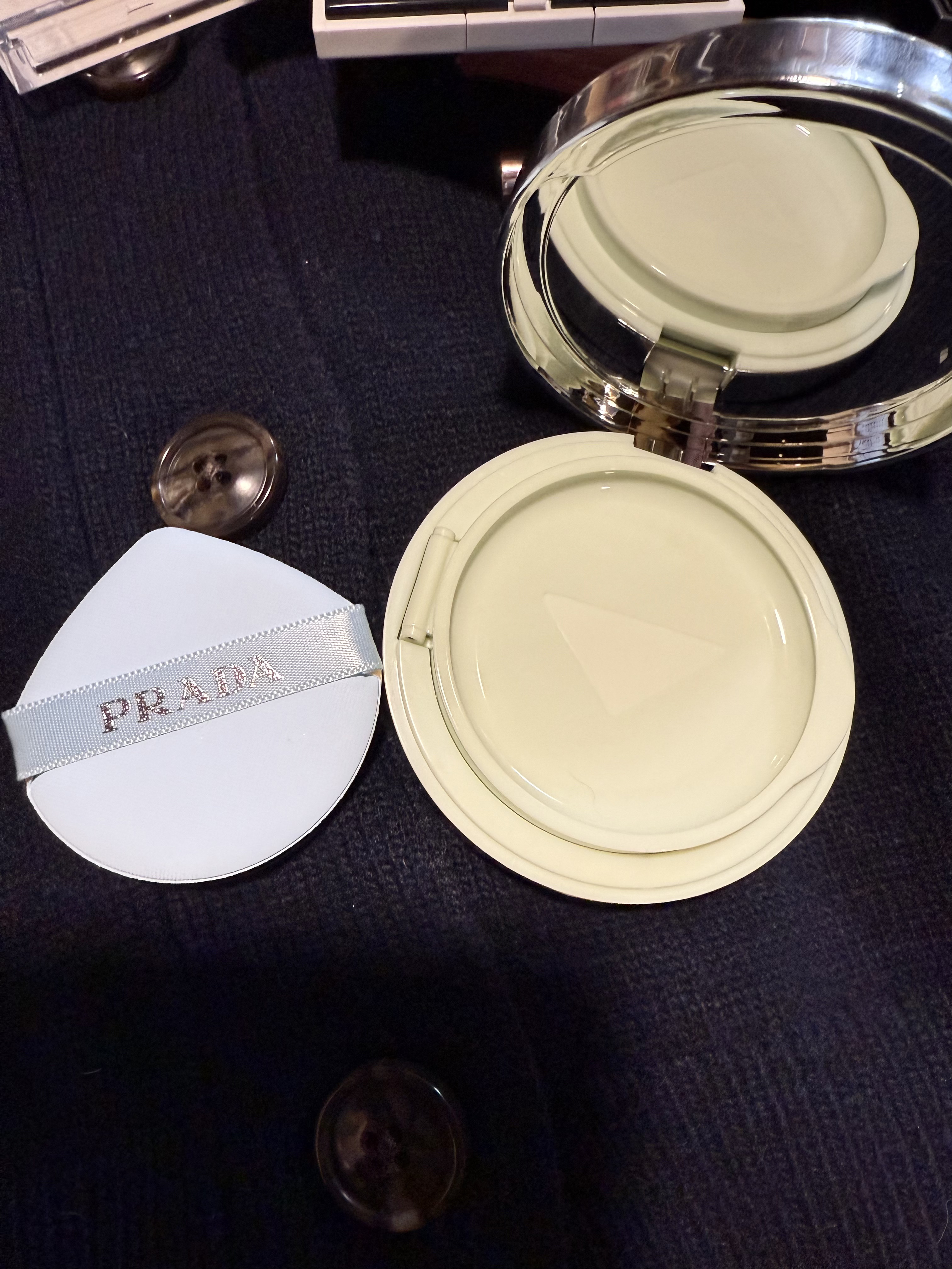 PRADA BEAUTY プラダ メッシュ クッションのクチコミ「🌸春コスメ　〜プラダ🌸


評判が良くても、黒いパッケージの時は全く心惹かれなかったのに、大好.....」（3枚目）