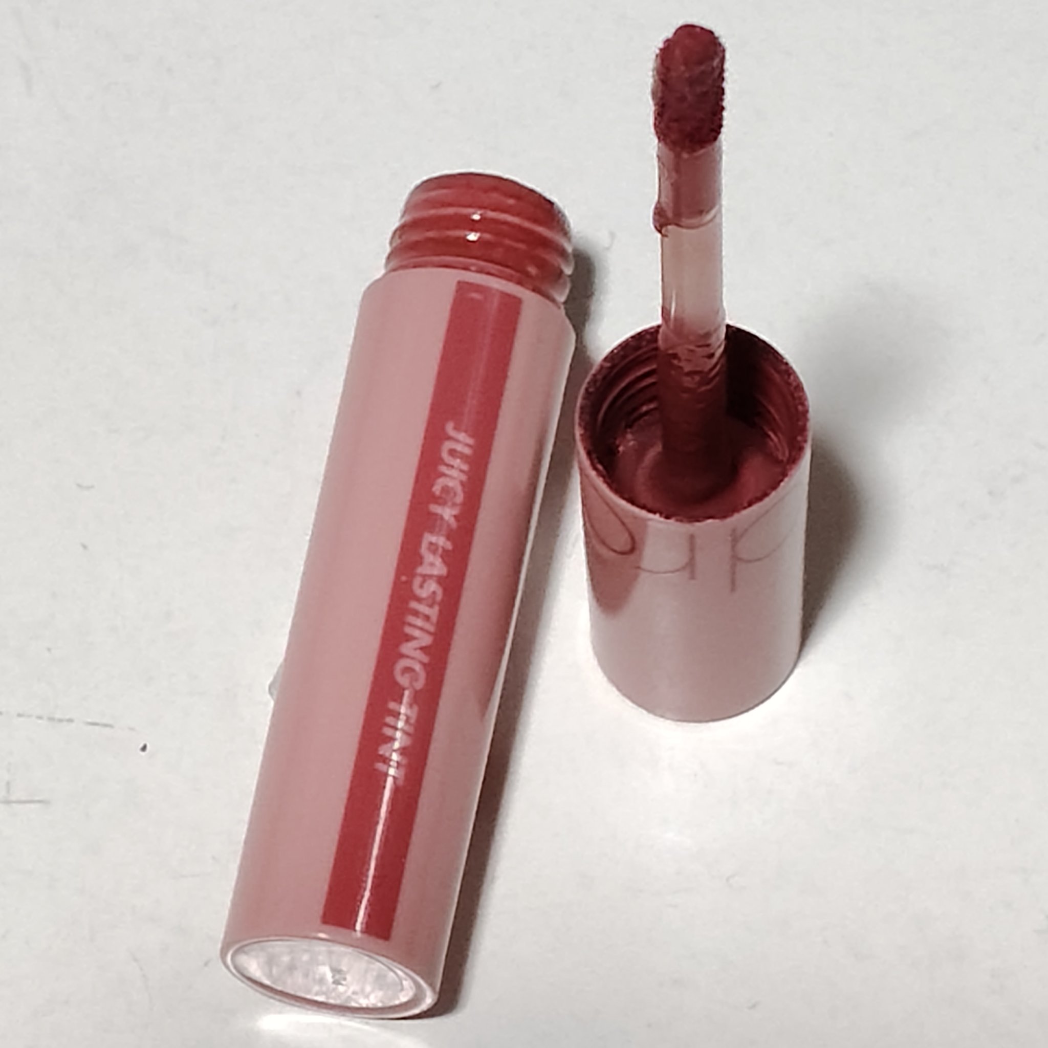 ジューシーラスティングティント/rom&nd/リップティントを使ったクチコミ（3枚目）