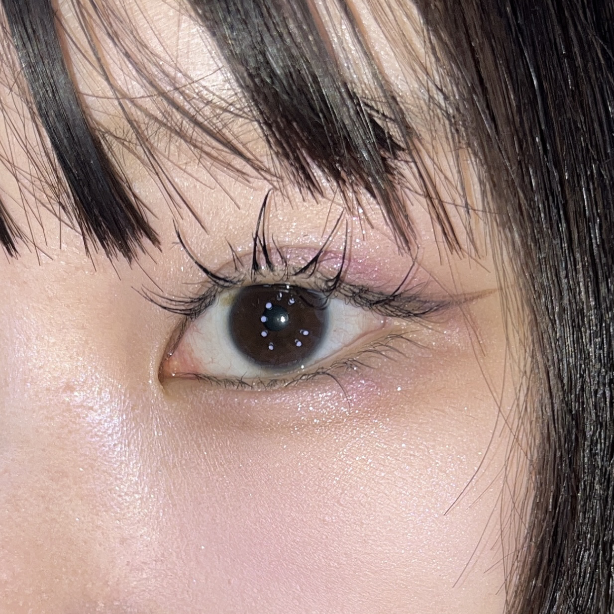 【今日のメイク】ライラックには黒マスカラ

今日はライラックピンクベースのアイシャドウをしっかり使ったので、ブラックのマスカラを塗ってまつ毛を強調してみました。

淡い青みのあるアイシャドウにはっきりとした黒のコントラストが好きです。

使