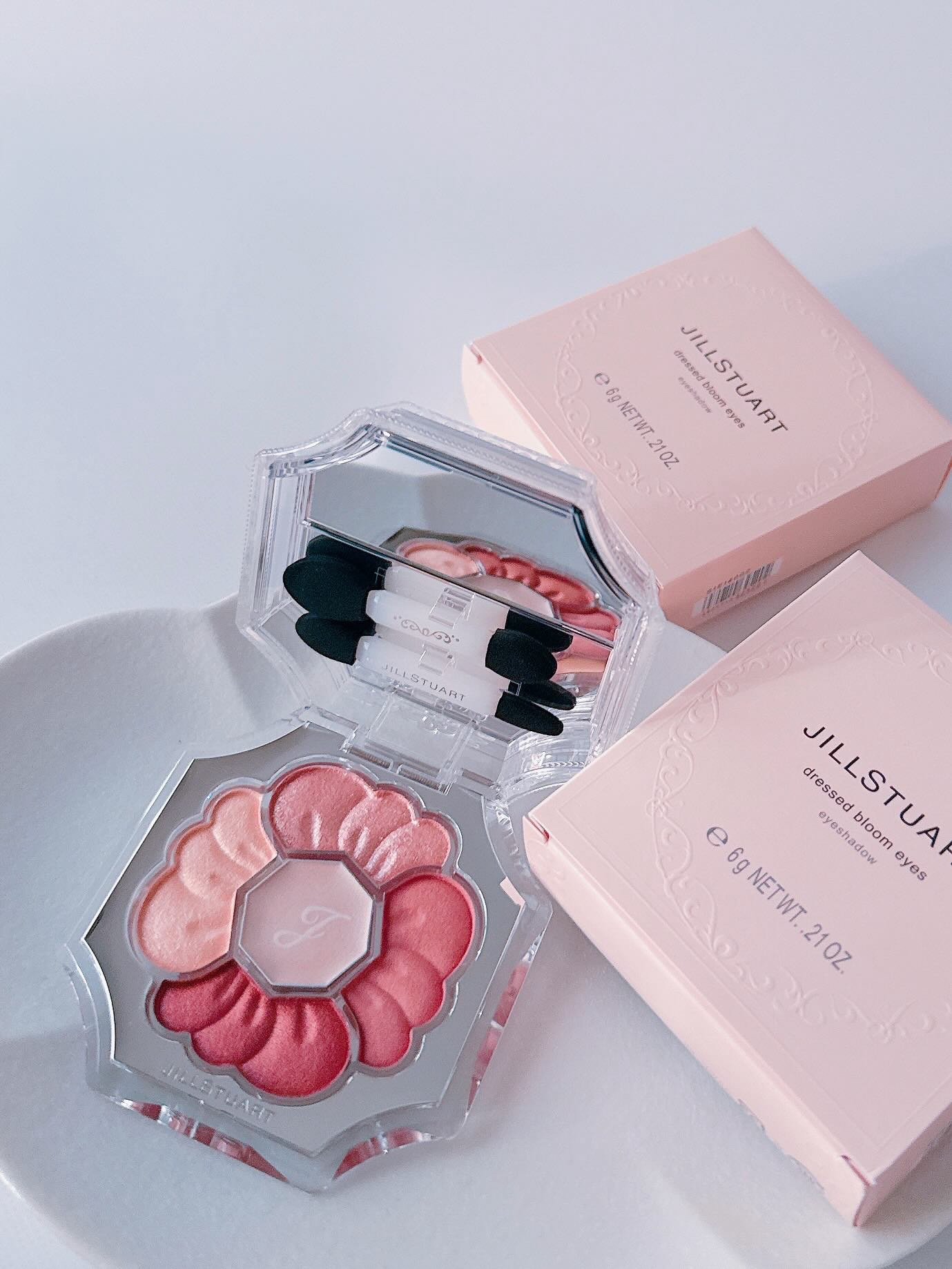 ジルスチュアート　ドレスドブルーム アイズ 02 peony embroidery/JILL STUART/アイシャドウパレットを使ったクチコミ（2枚目）