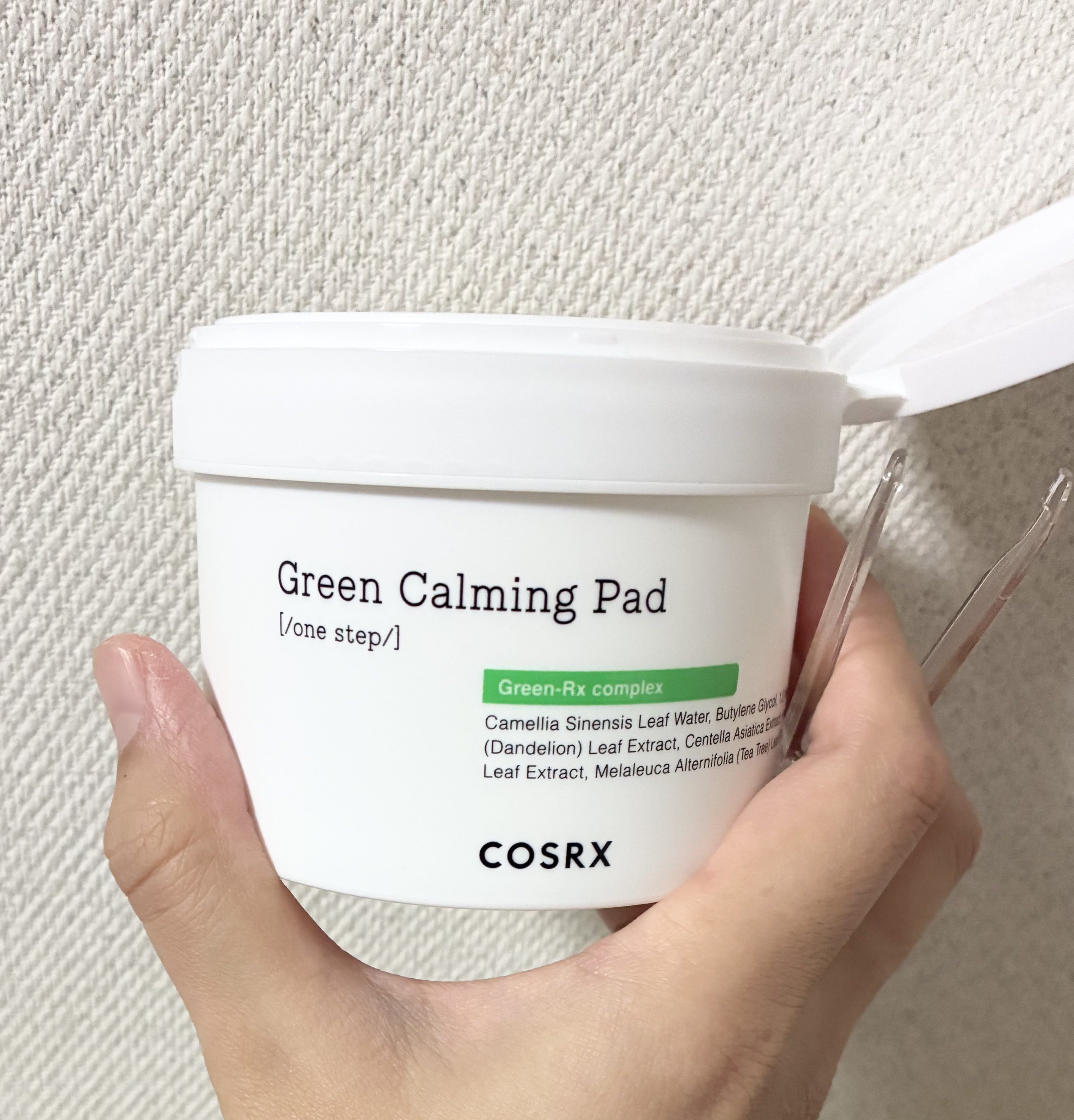 COSRX　ワンステップグリーンカーミングパッドです
こちらは使い切り品になります


私が買った時はQoo10の公式ショップで1+1で2800円くらいでした
1つ70枚入りです


今回購入したこちらは、
鎮静ケアに特化していて肌のキメを