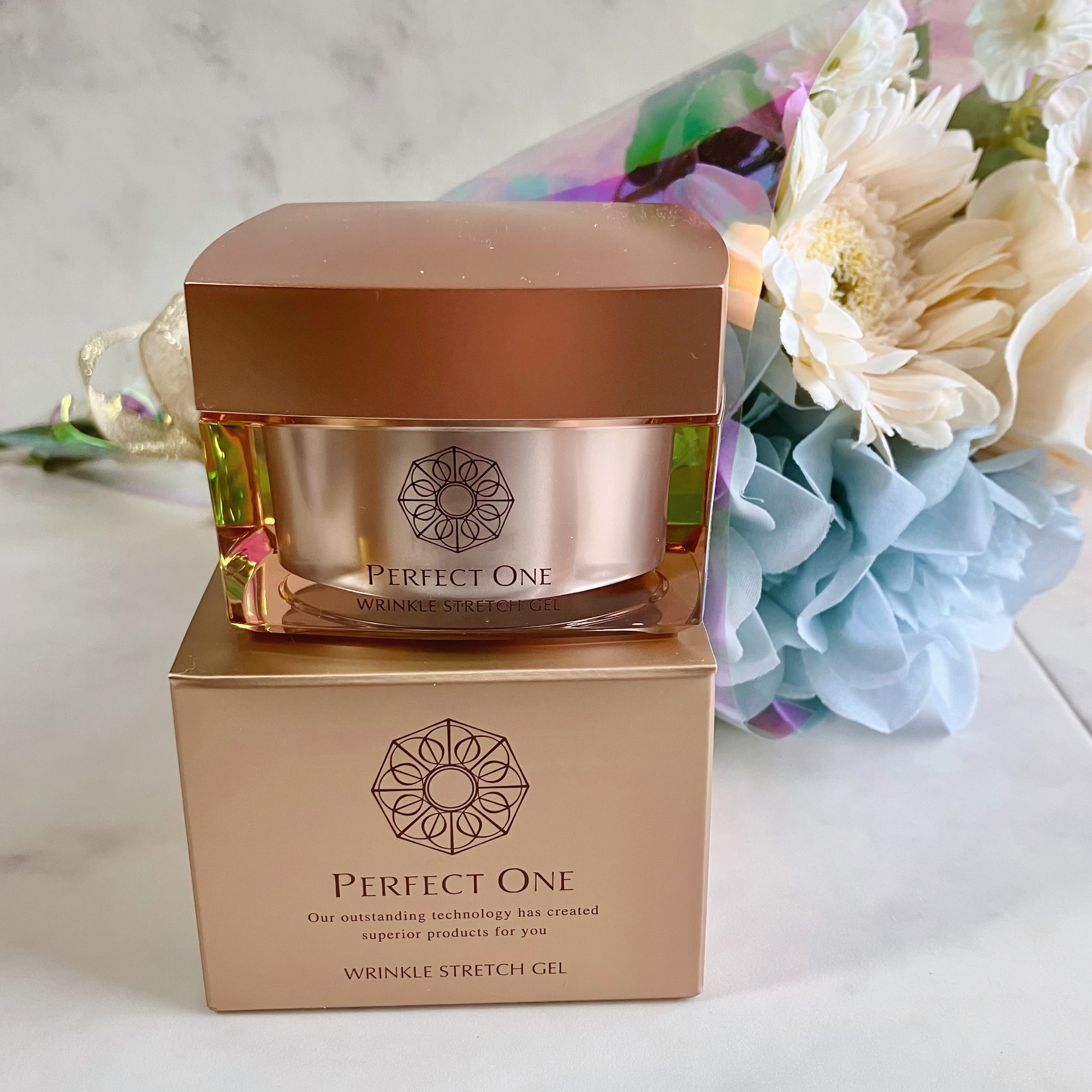 
ひとつでシワ改善・美白*ケア・ハリケアを叶えてくれるオールインワンジェル！
* メラニンの生成を抑え、シミ・ソバカスを防ぐ

白色のとろりとした柔らかなジェル。肌に伸ばすとみずみずしいテクスチャーに変化して、潤いヴェールで包み込んでくれま