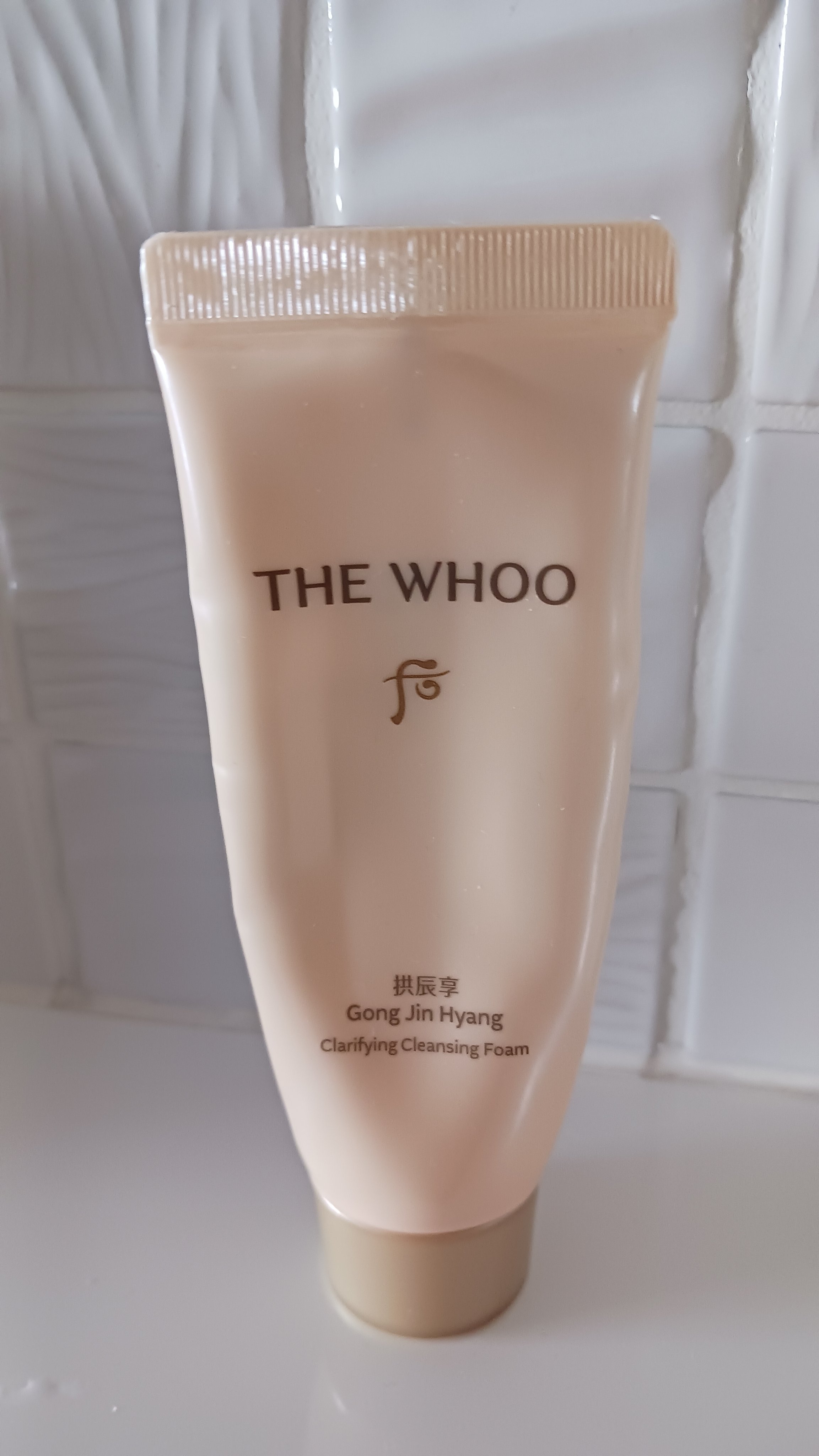 【THE WHOO】
クレンジングフォーム

サンプル使用です。

高級感のある香りで、強くないのが良い。

優しい泡立ちで、敏感肌のかたにも使いやすいと思います。
洗いあがりもしっとりします。

