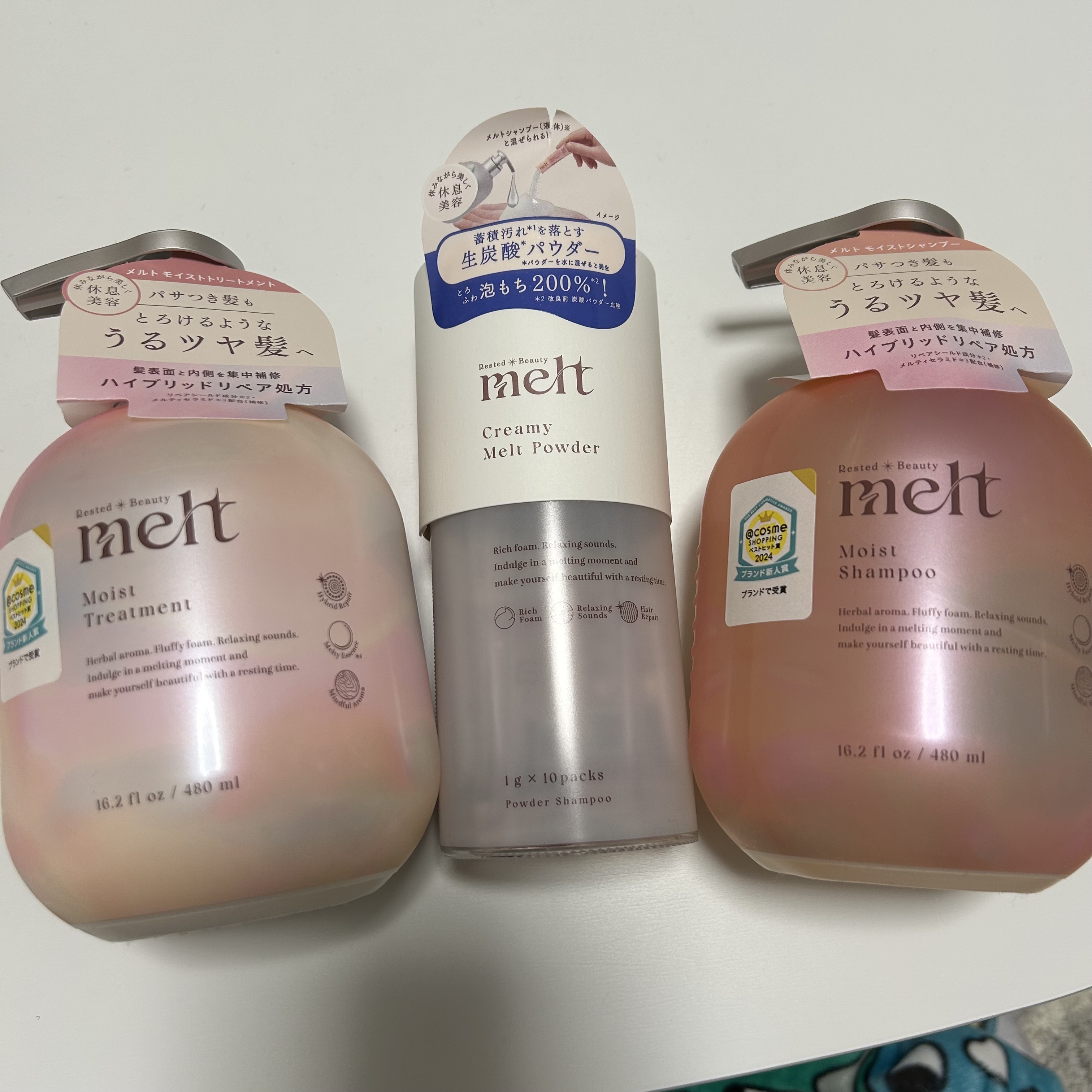 【使った商品】melt メルト モイストシャンプー／トリートメント 480ml モイストピロー+炭酸パウダー 20ml+1g


【香り】ゼラニウム&ミュゲの香り

【どんな人におすすめ？】ダメージ髪の人や、パサつき髪の人

【良いところ】