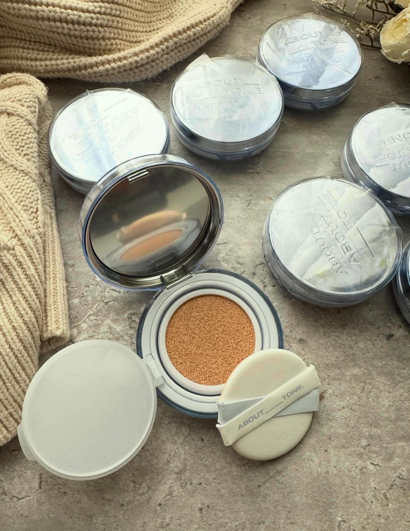 About tone（アバウトトーン）🩵
ウォーターレイヤーフィットクッション

水分感たっぷりで軽い仕上がりのクッションで
厚塗り感が出にくく、素肌がきれいな人風に見せてくれる☺️

肌にのせるとスッと広がって密着感もあって、
時間が経