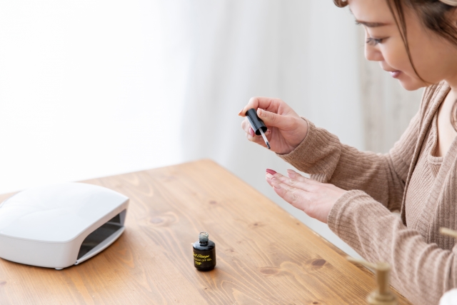セルフネイルをしている女性