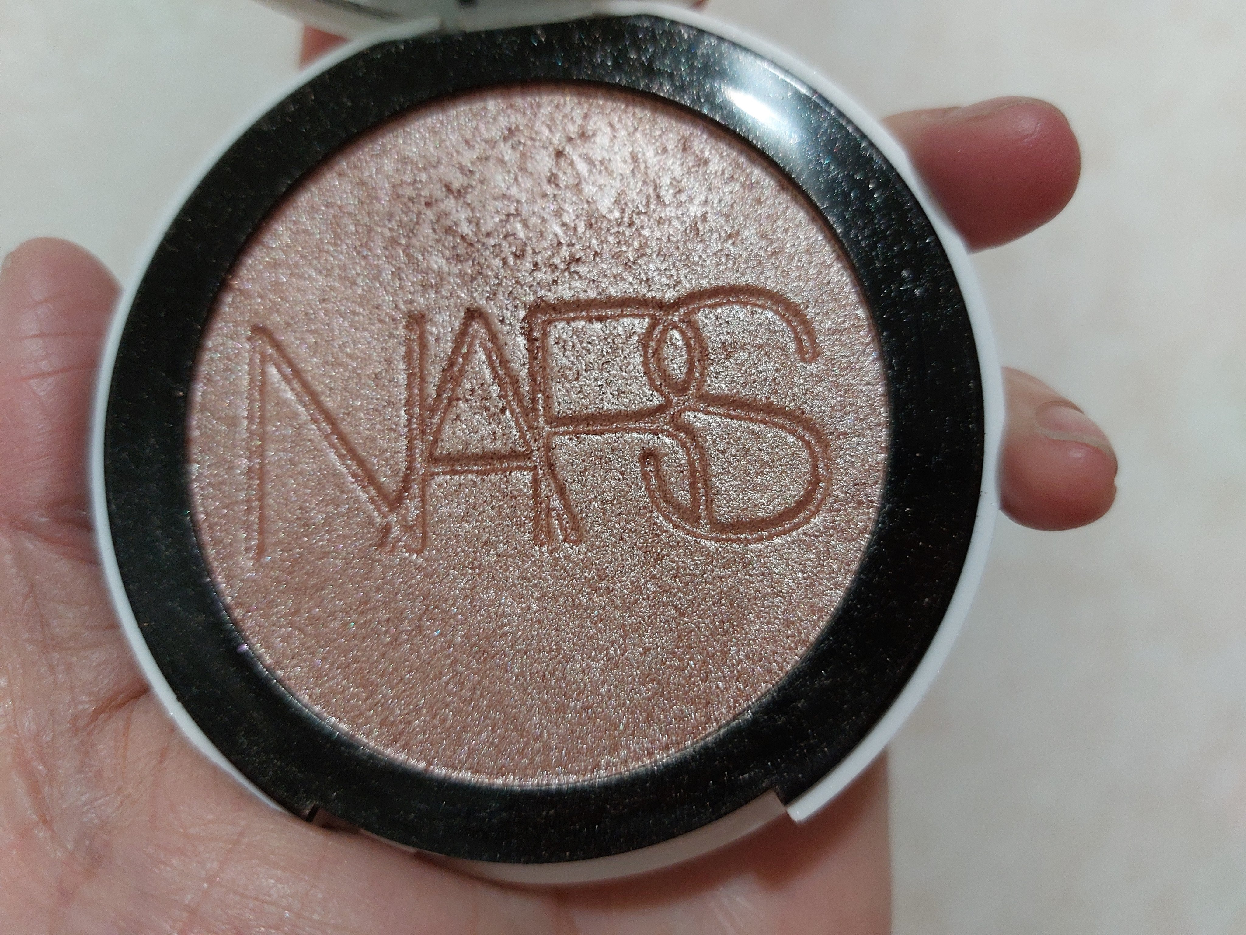 NARS ライトリフレクティング ルミナイジングパウダー 03960/NARS/パウダーハイライトを使ったクチコミ（2枚目）