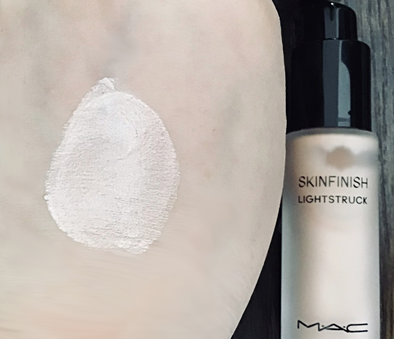 スキンフィニッシュ ライトストラック リキッド ハイライター/M・A・C/リキッドハイライトを使ったクチコミ（2枚目）