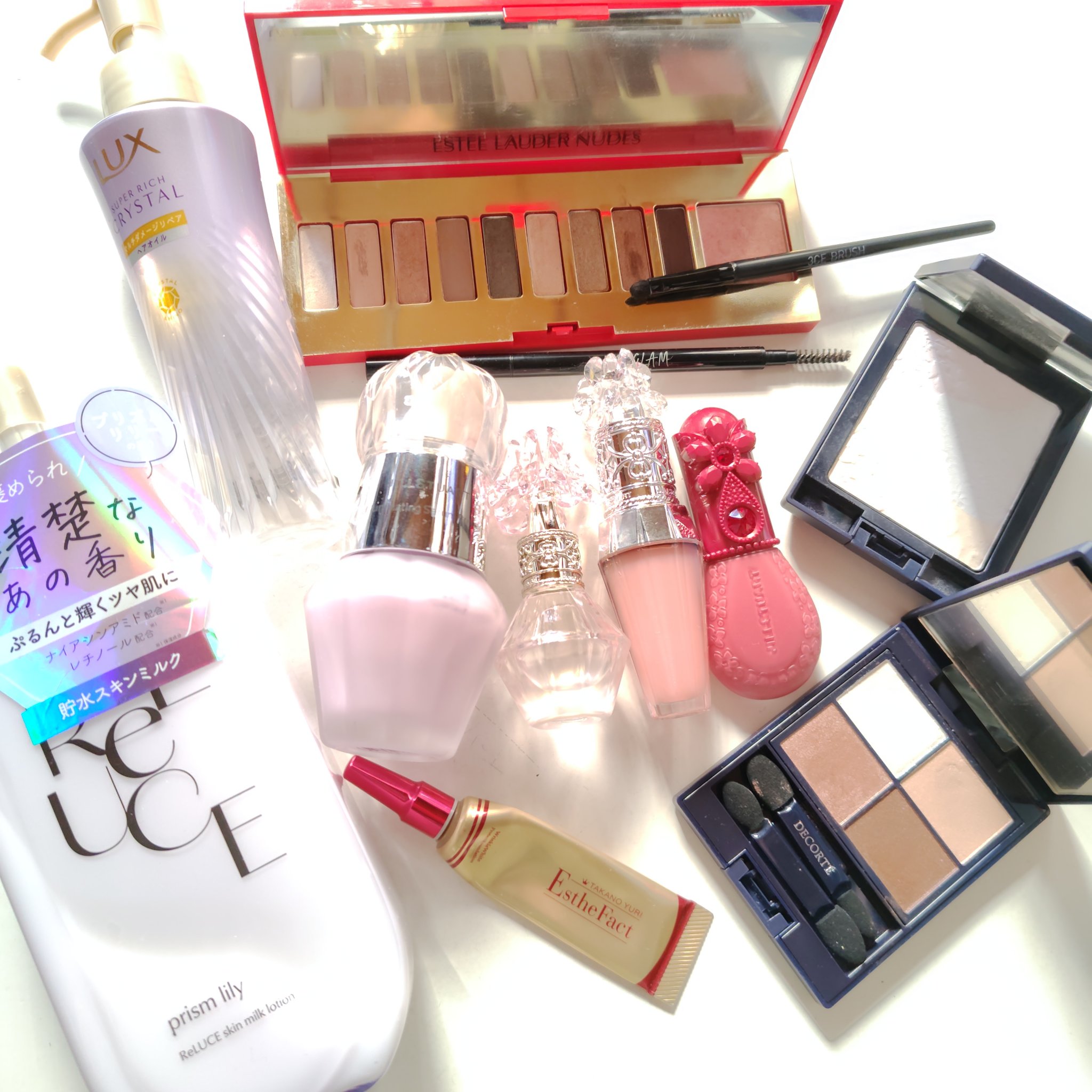 本日のコスメ
✼••┈┈••✼••┈┈••✼••┈┈••✼•
♡　＃ESTEE LAUDER
＃メークアップ コレクション 
の中の茶系アイシャドウを　3CEの　筆で
アイブロウ として使用

◯　＃たかの友梨エステファクト
＃リンクルホワ