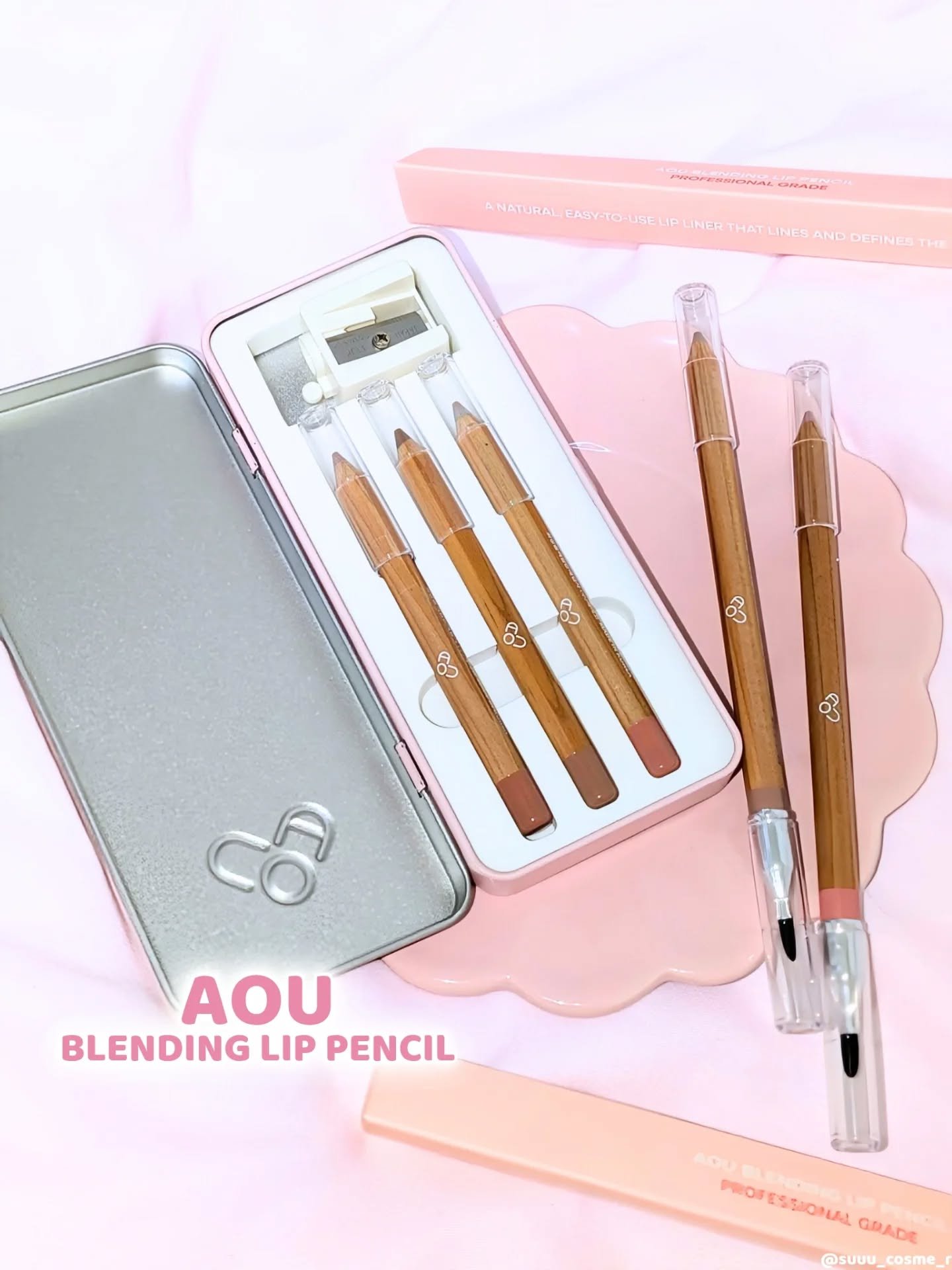AOU
💗ブレンディングリップペンシル

細身の鉛筆型でオーバーリップや涙袋の影色にも使える✨️
描き心地は滑らかだけど柔らかすぎない芯で細いラインも描きやすいのがポイント！
01〜03のセットはケースが可愛いし単品の方だとブラシ付きでぼ