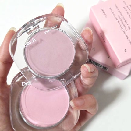 フラッフィーブラッシュ 04 チャイルドライク/Dear.A/パウダーチークの画像