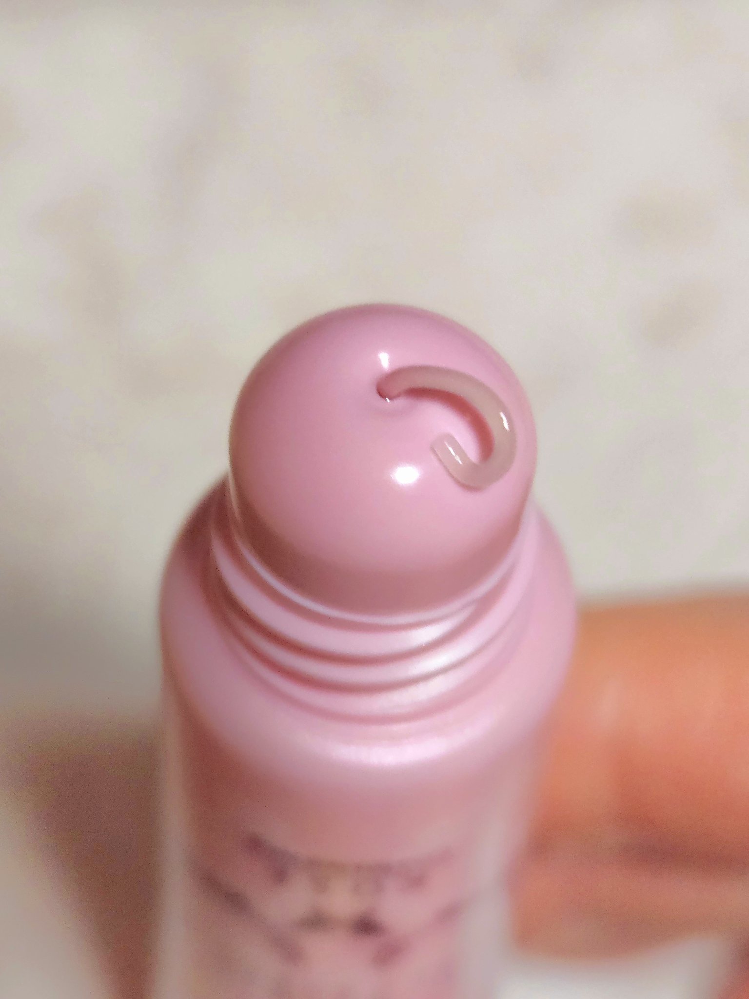 ハッピーバスデイ プレシャスローズ ローズエンリッチリップエッセンスのクチコミ「べたべたせずに、さりげなく乾燥から守ってくれます🩷
チューブのデザインとローズの香りに癒されま.....」（2枚目）