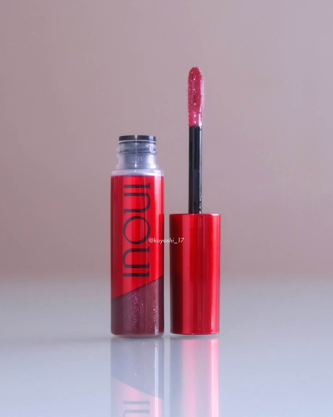 グロスなのに発色良いー！

ほんのりダーク感のある色味で
唇の色むらが目立ちにくいし、
立体的なツヤがでて大人の味方すぎる😌

••┈┈┈┈┈┈┈••

INOUI
インウイ ジェルリップ <リップグロス>

••┈┈┈┈┈┈┈••

質