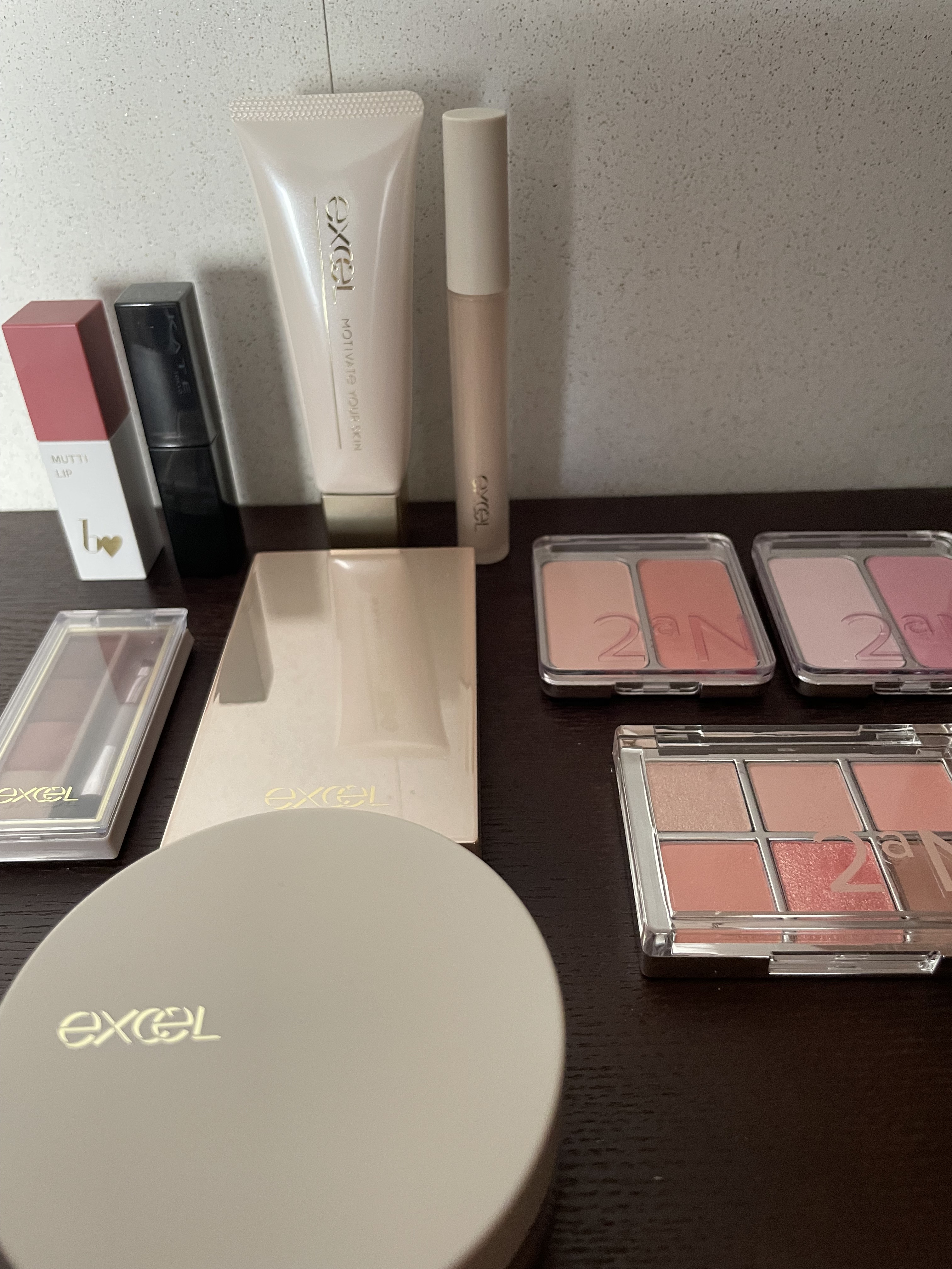 今日の使ったもの。

にゃんこさんを見習って
ラインで使おうと。
Excelです。
リキッドは持っていないので
パウダーファンデでライン使い。
コンシーラーも持っていました。

いまいち使い方が分からないのですが
隠したいところにすこしだけ