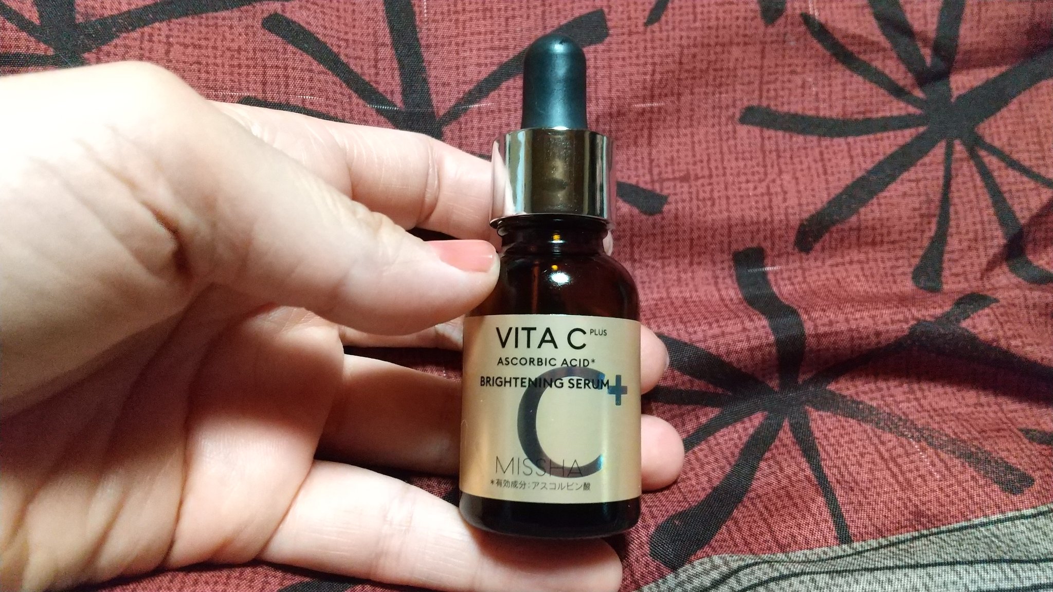 ミシャの**「ビタシープラス 薬用ブライトニング美容液」**です。﻿

有効成分としてピュアビタミンC（アスコルビン酸）を配合しています。﻿

メラニンの生成を抑え、シミやそばかすを防ぐ効果が期待できます。﻿

肌にハリとツヤを与え、キメを