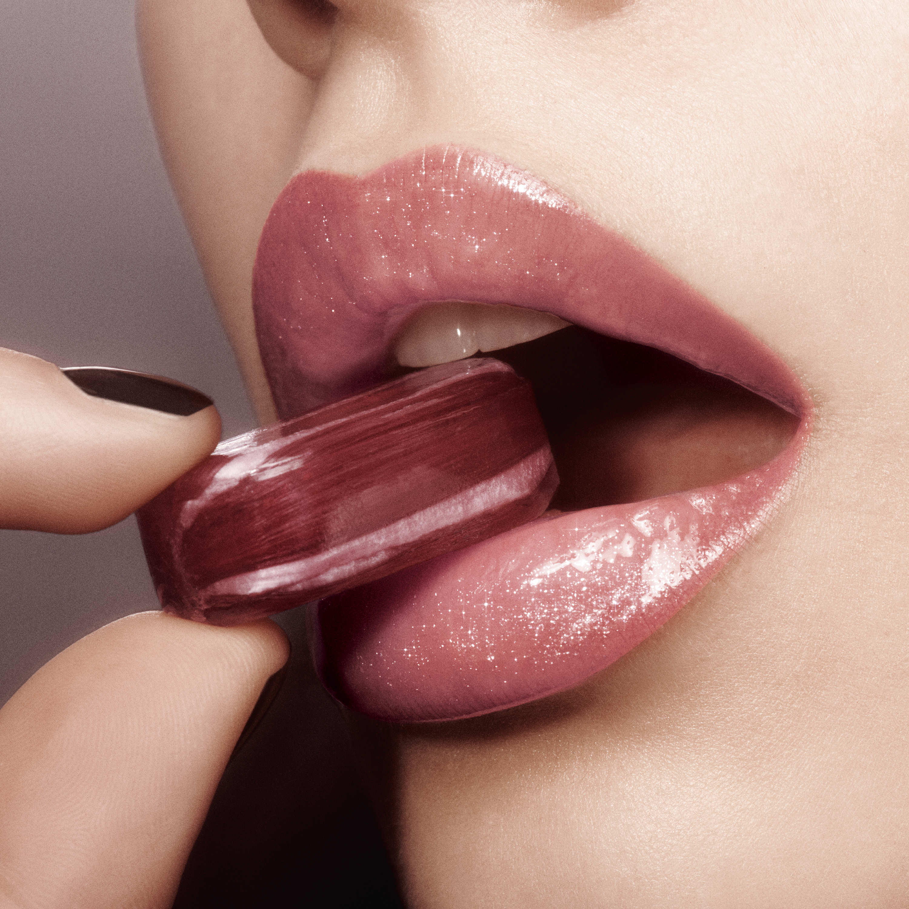 一瞬にして心をときめかせ、きらきらとした高揚感をもたらす、甘く可愛い砂糖菓子。
ひと振りすれば、その輝きが一層増す、シュガーパウダー。

シュガーヴェールを纏うように「YSL ラブシャイン」と「YSL メイクミーブラッシュ パウダー」に“お