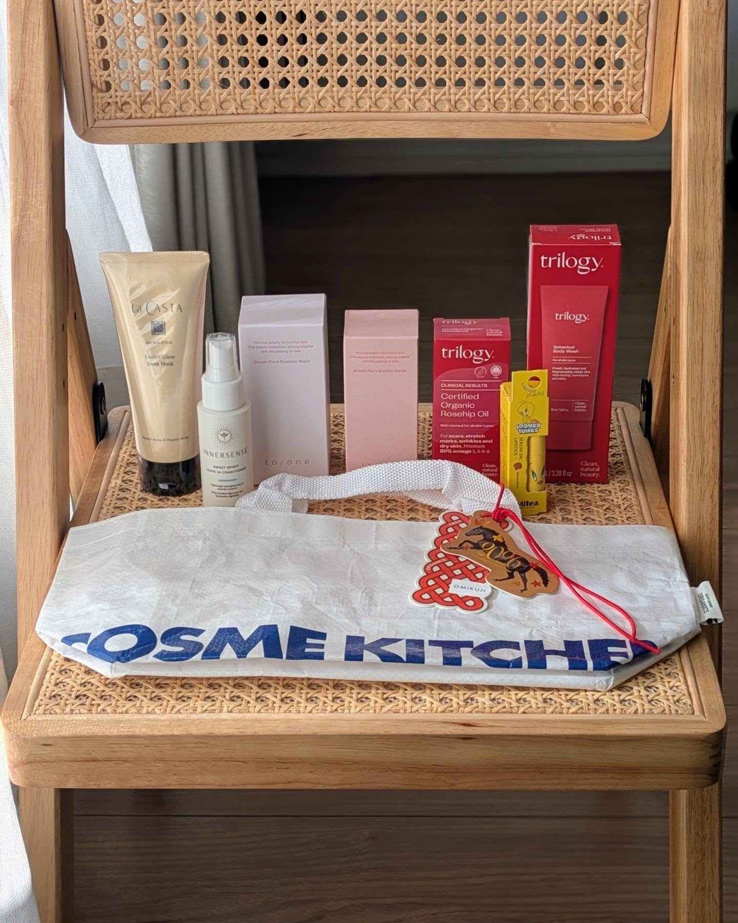 #2026年初買いアイテム
2026.1.09

あっという間に1月も9日に。
遅くなりましたが、本年もよろしくお願いいたします☺️✨

2026年、最初のお買い物は
大好きなCosmeKitchenの福袋♡
スキンケア、ヘアケア、ボディケ