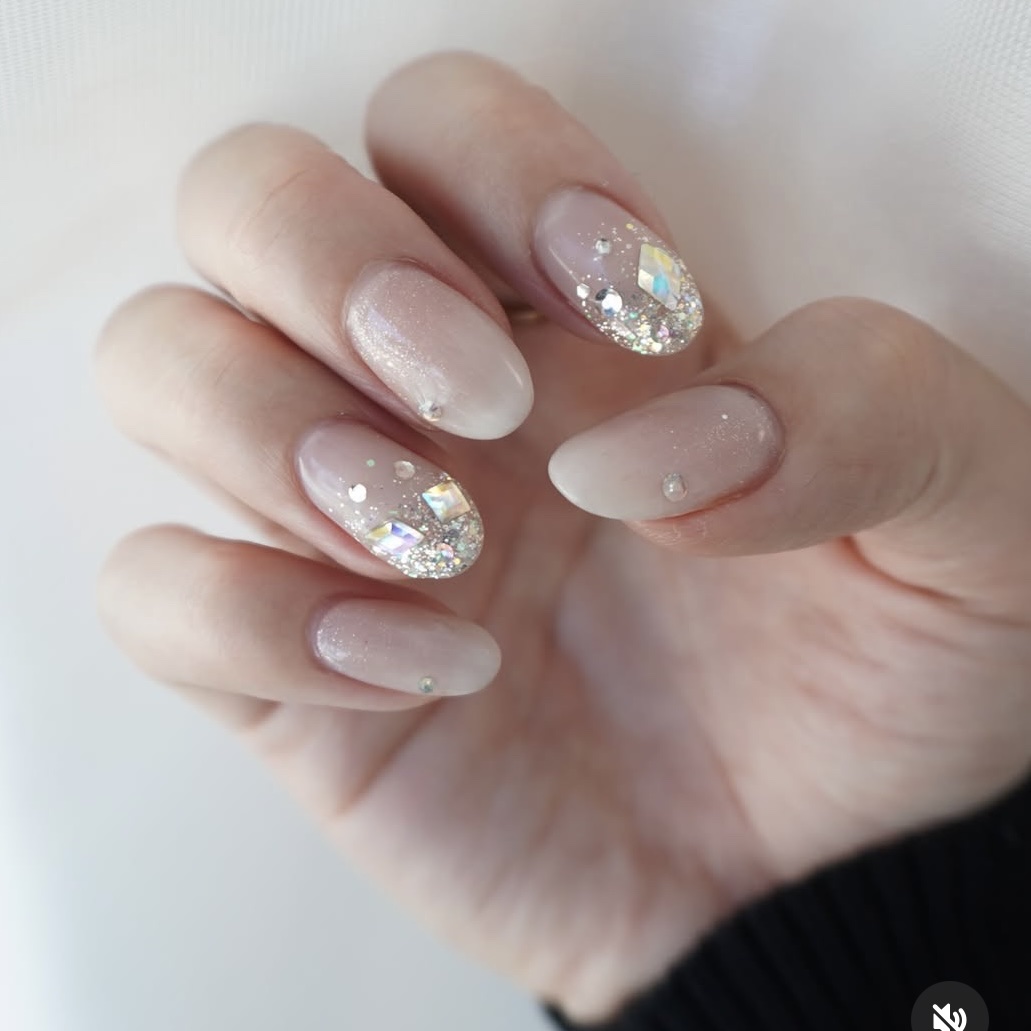 今回のネイルのデザイン迷います𖤣𖥧
シンプルキラキラは大人レディですきです！