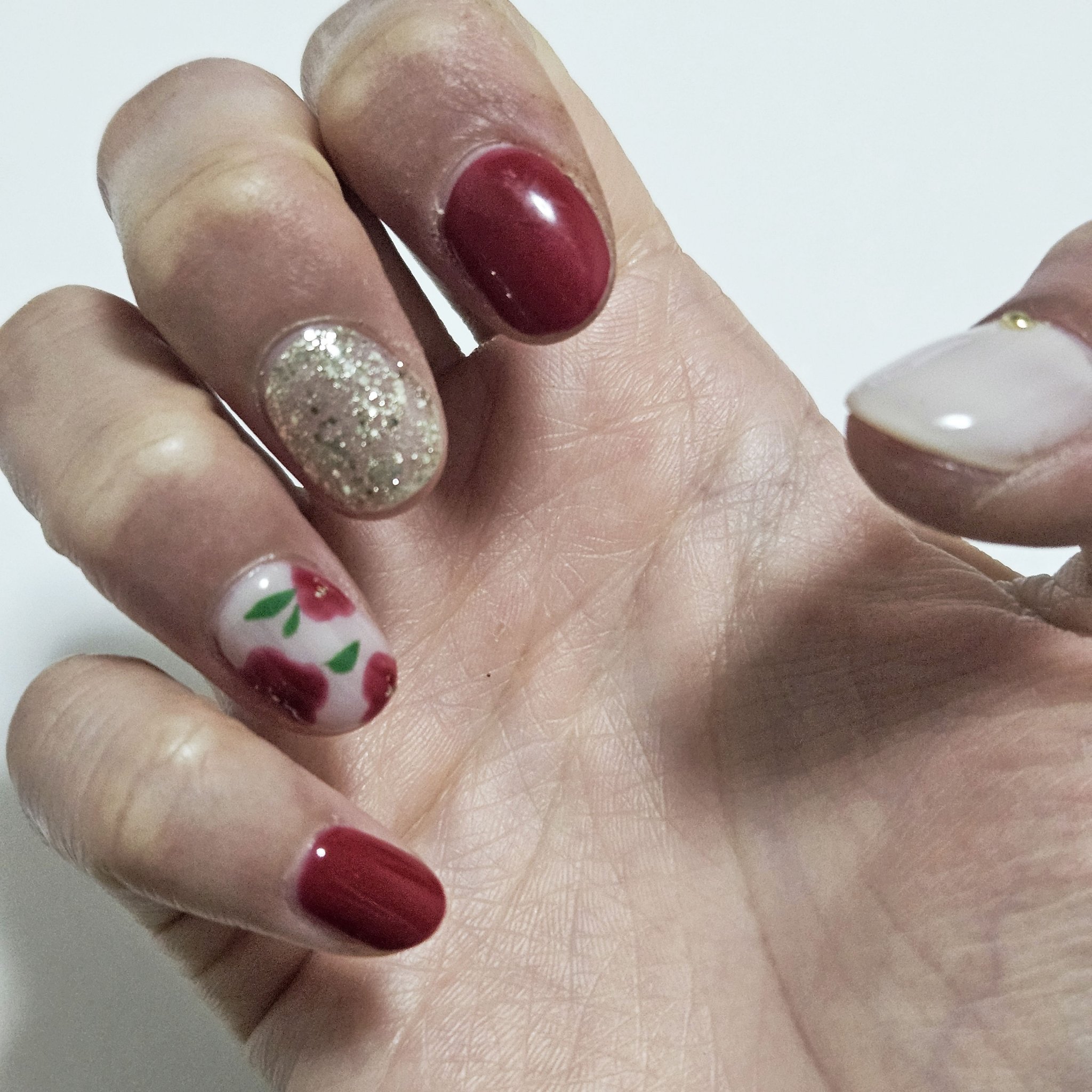 ＼人生初のサロンネイルしていただきました✨💓💓／

────────────

#ジェルネイル
#サロンネイル

────────────

人生初のサロンでジェルネイルを
施術していただきました

初めてのジェルネイルは赤が鮮やかな
