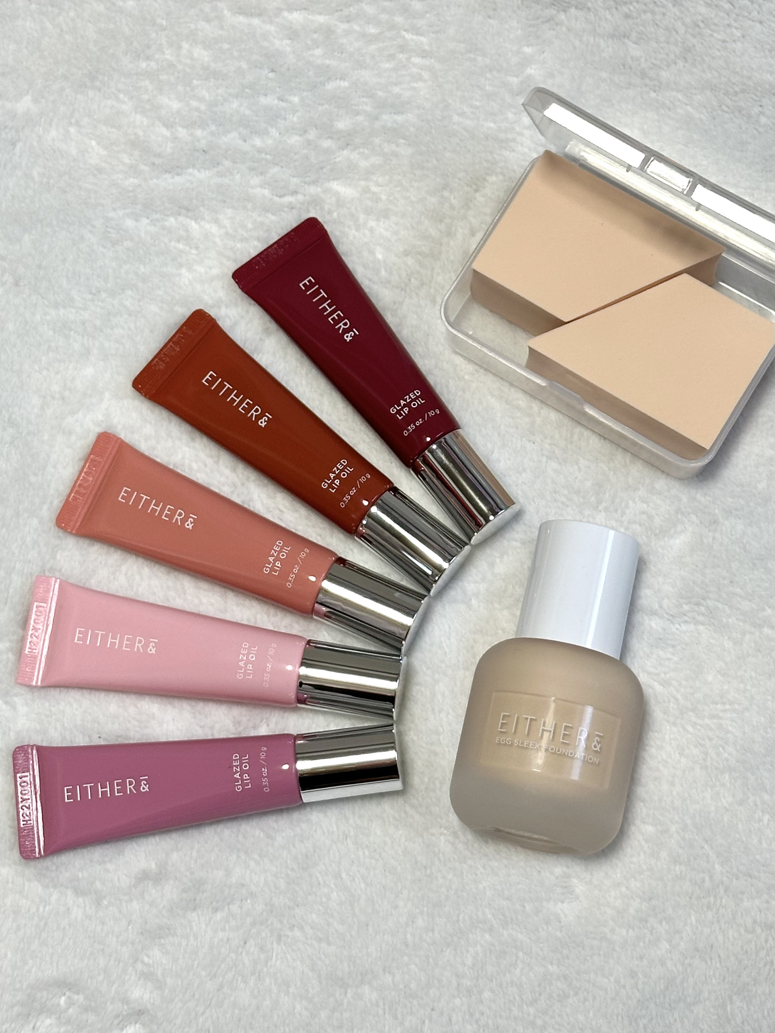 aespaのジゼルちゃんがモデルをしている @eitherand_jp さんのコスメをご紹介✨

グレーズド リップオイルは、カラーがしっかり発色するちょー保湿されるリップオイル🫧
水膜ツヤが特徴のリップで
保湿をしたいとき気軽に使うのも