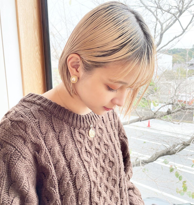 ブラウンコーデの女性