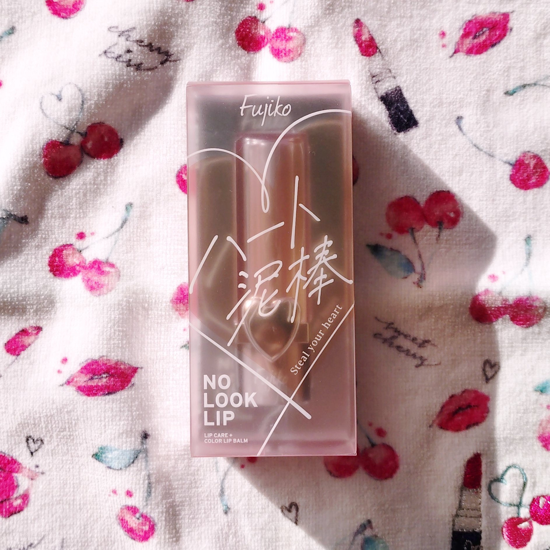 Fujiko
ノールックリップ
101　ハート泥棒

Fujikoのプレキャンでいただきました。
一度塗りだとシアーな発色、二度塗りでばっちりメイクが楽しめるこちら。細身のリップで塗りやすいです✨
ノールックで塗れるかは試してないけど、いけ