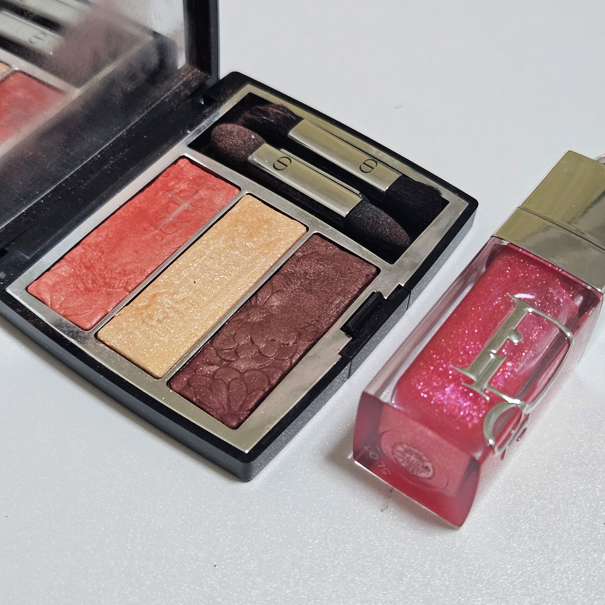 #今日のメイク

────────────

Dior
ディオールショウ サンク クルール

ディオール アディクト リップ グロウ オイル
072 フィズィー ピンク 限定色

────────────

今日は私には珍しく暖色系のピンク