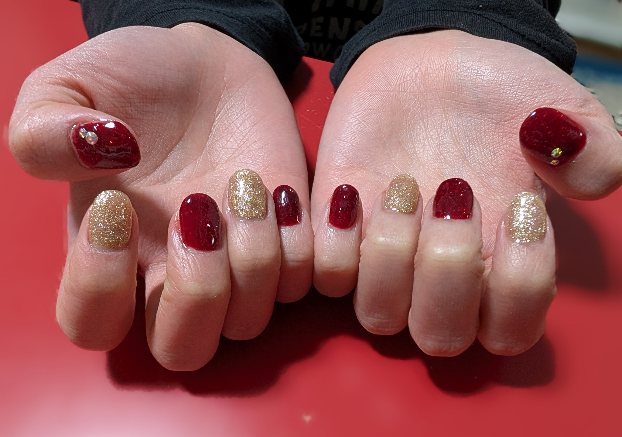 成人式前日に親戚ちゃんにしたネイル💜
　
おまかせで、赤系の着物に合うようにシンプルにキラキラの
SHINEのXEIJAYI レッドグリッターダイヤモンドネイルポリッシュ
と手持ちのゴールドラメジェルを使って交互に✨

親指だけ手持ちのス