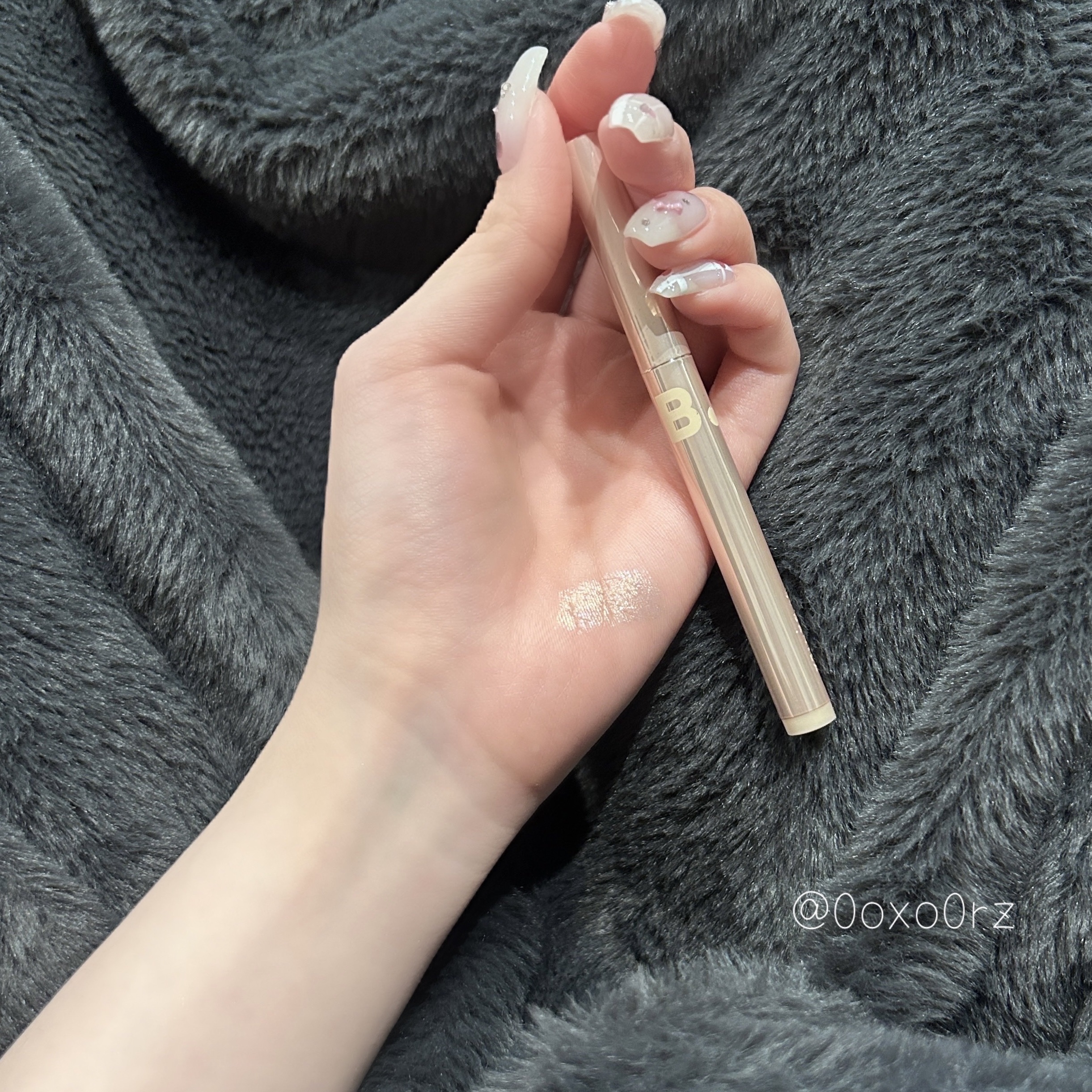 ムードオンアイカラースティック/BANILA CO/スティックアイシャドウを使ったクチコミ（2枚目）