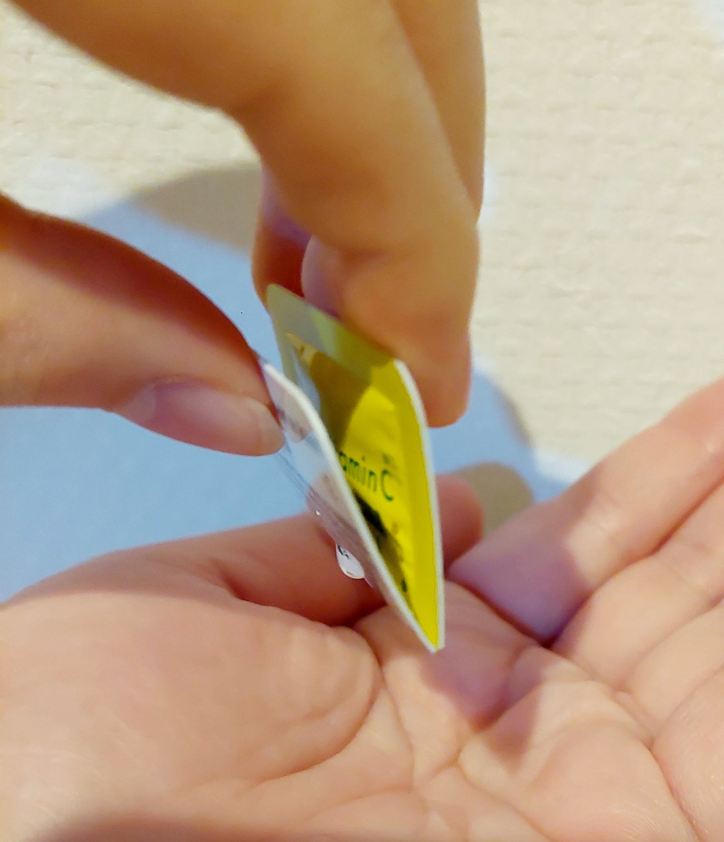 puni on LIPS 「VinnaC(ビンナシー)個包装フレッシュ生ビタミンC美容液😆..」(7枚目)