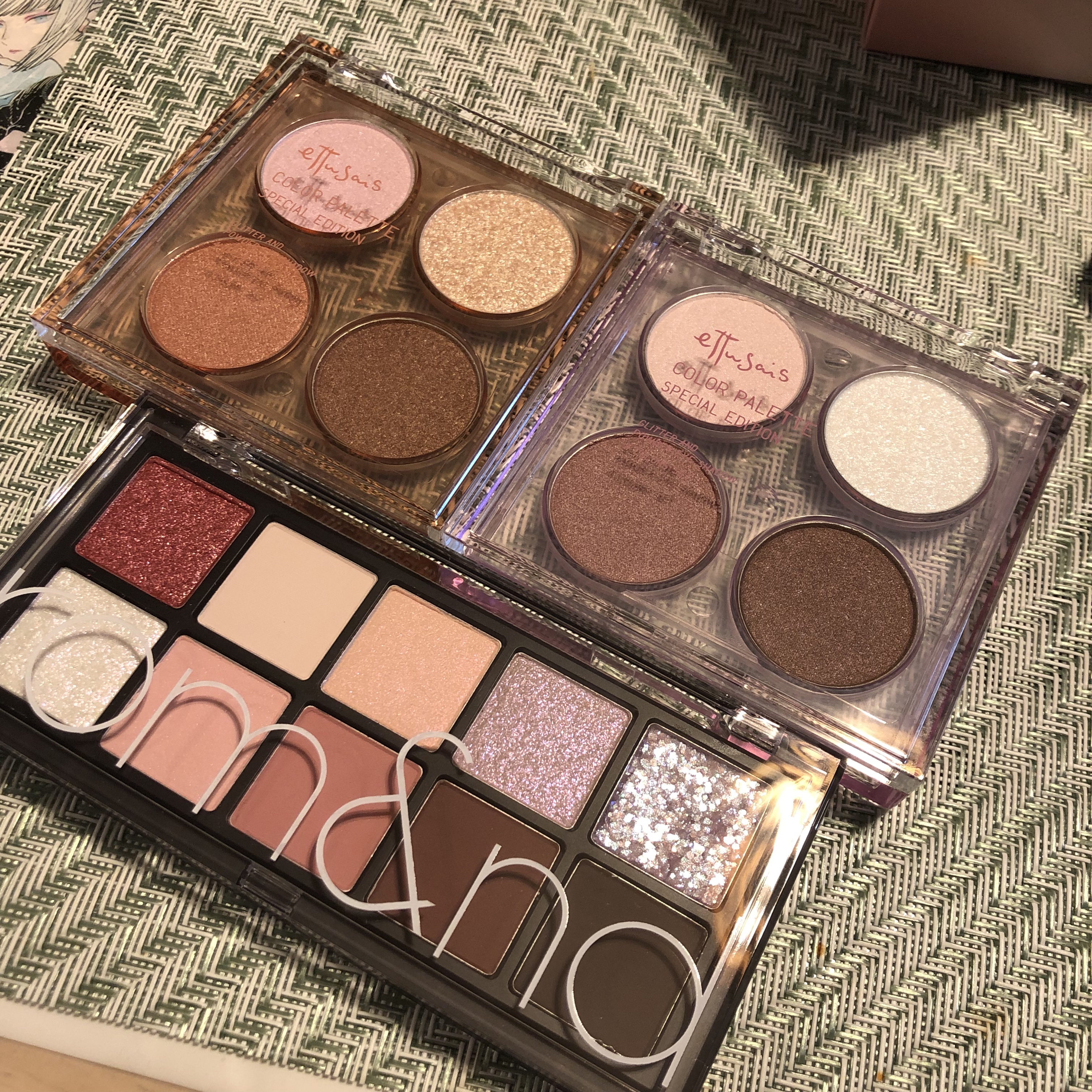 昨日は街へ出たので、気になってたアイシャドウパレットを購入してきました💸

---
☆ettusais
　カラーパレット スペシャル エディション
　01エンジェリックモーブ／02シュガーコーラル
→メイクをあまりしていなかった頃から集め