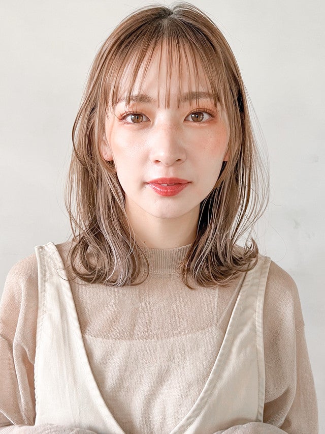 ベージュコーデの女性