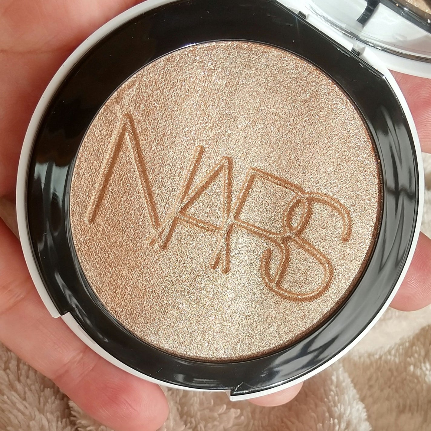 NARS ライトリフレクティング ルミナイジングパウダー/NARS/パウダーハイライトを使ったクチコミ(6枚目)
