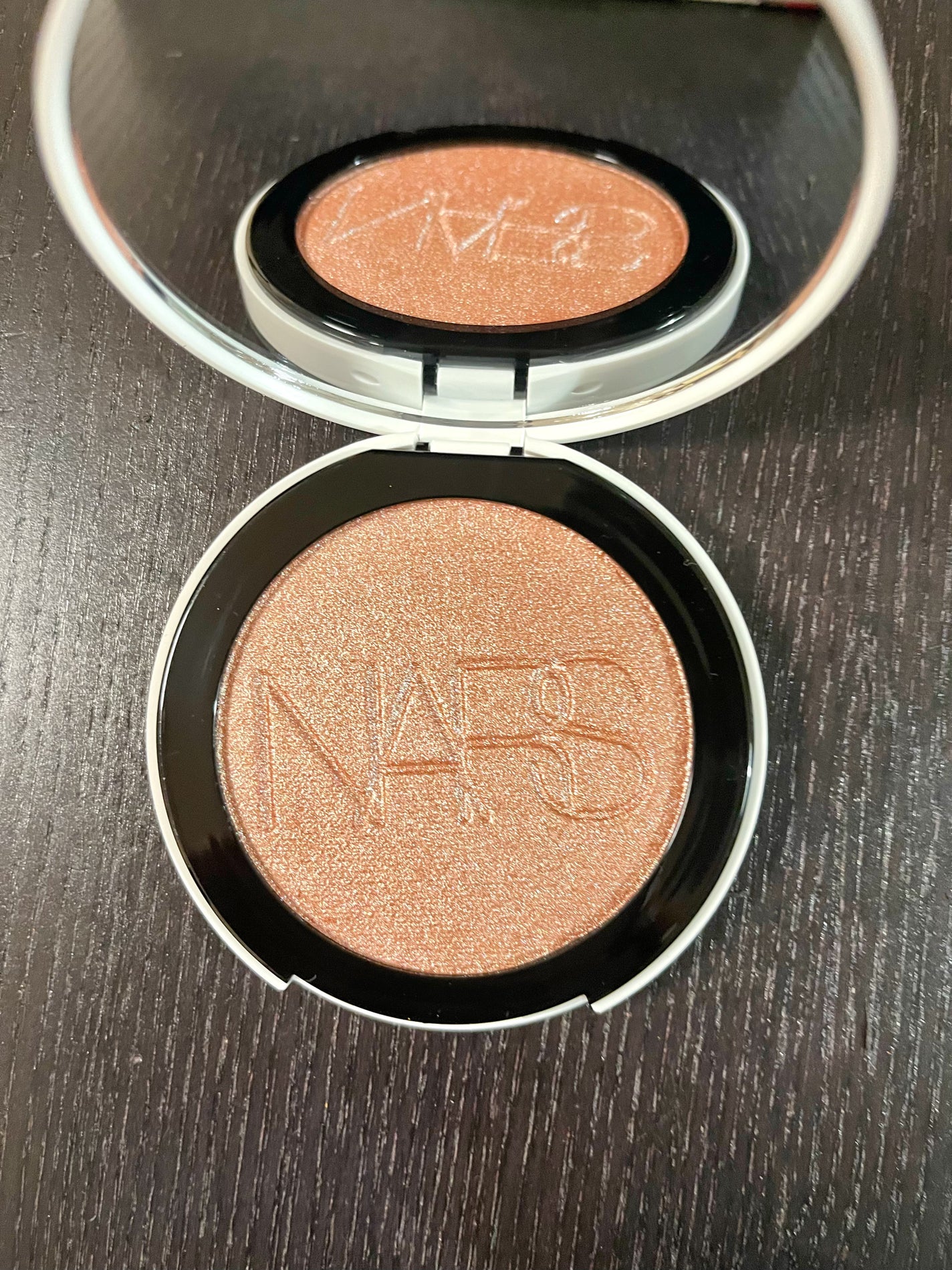 NARS ライトリフレクティング ルミナイジングパウダー/NARS/パウダーハイライトを使ったクチコミ(2枚目)